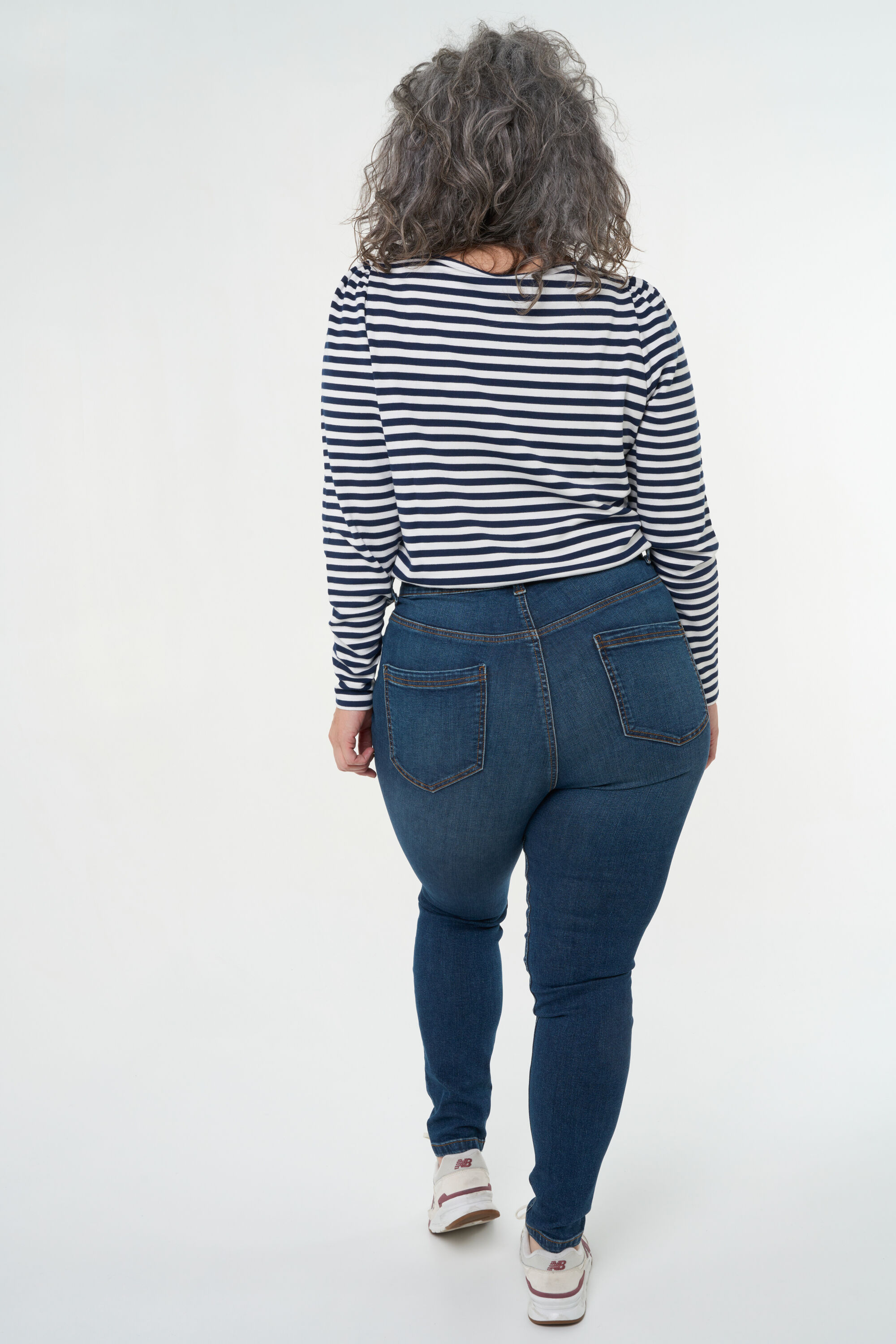 Vaqueros CHERRY de corte pitillo y talle alto image number 4