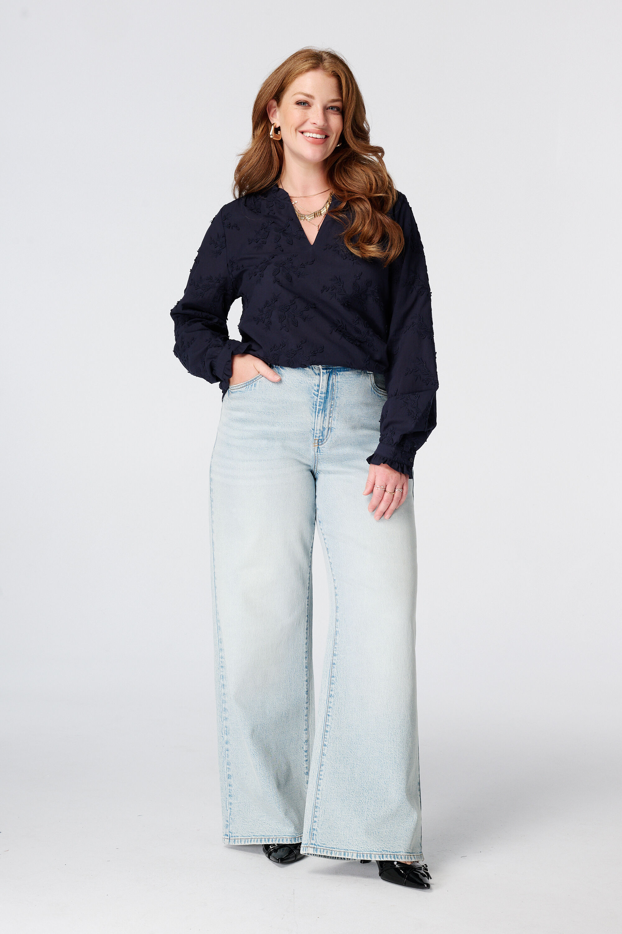 Blusa con bordados image number 5