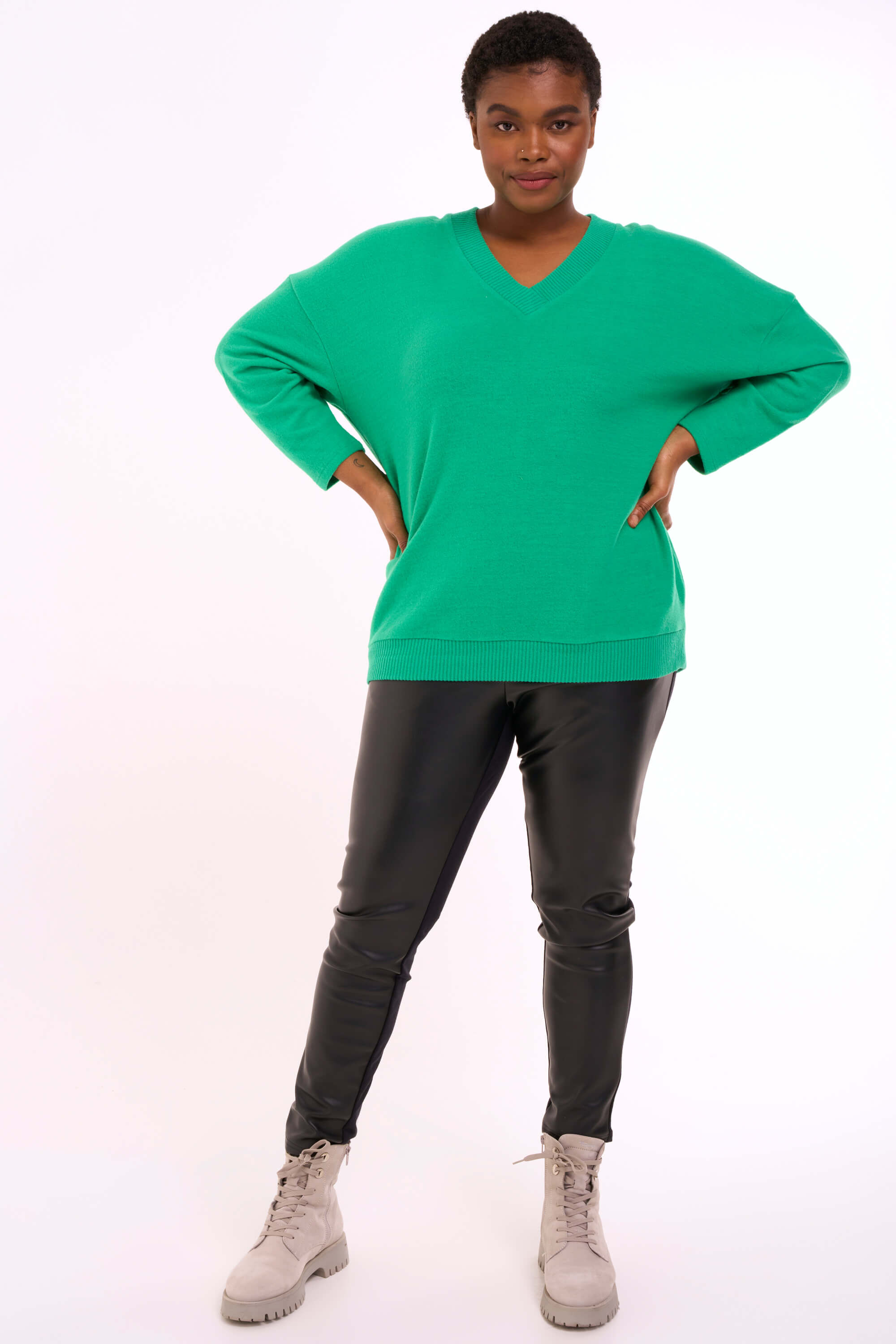 Su&eacute;ter con cuello en V  image number 5