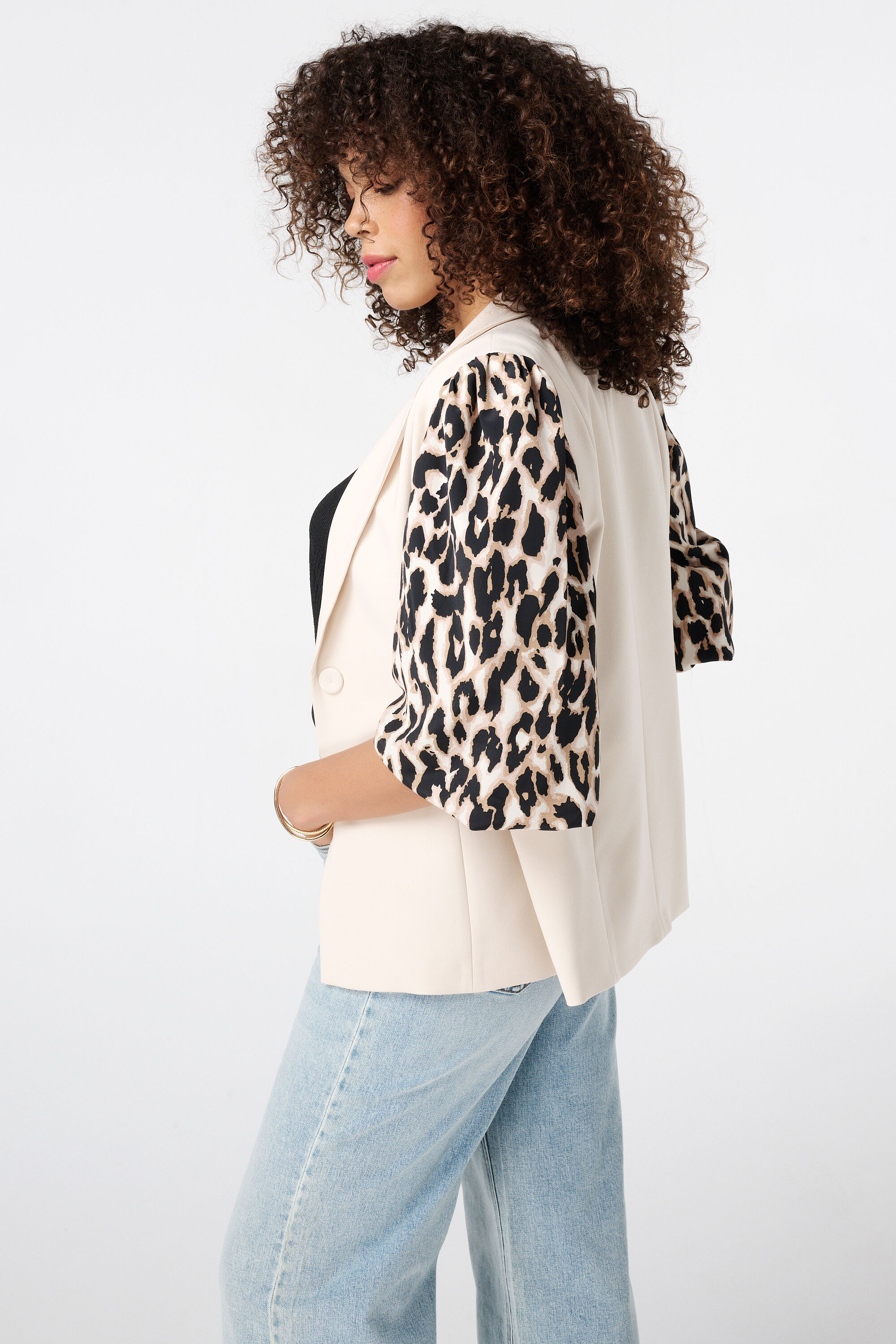 Blazer con estampado de pantera y manga abullonada image number 3