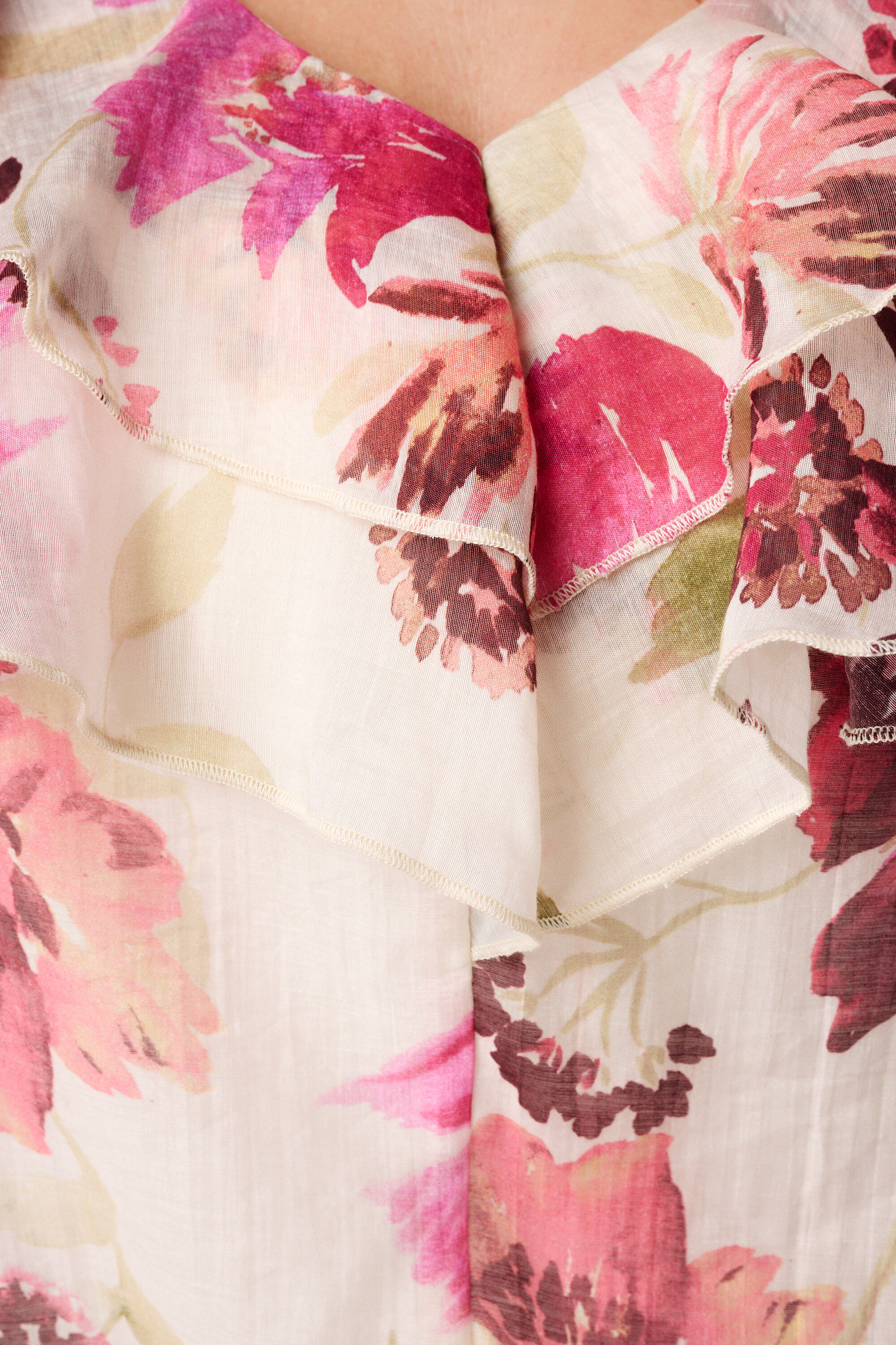 Blusa con volantes y estampado image number 6