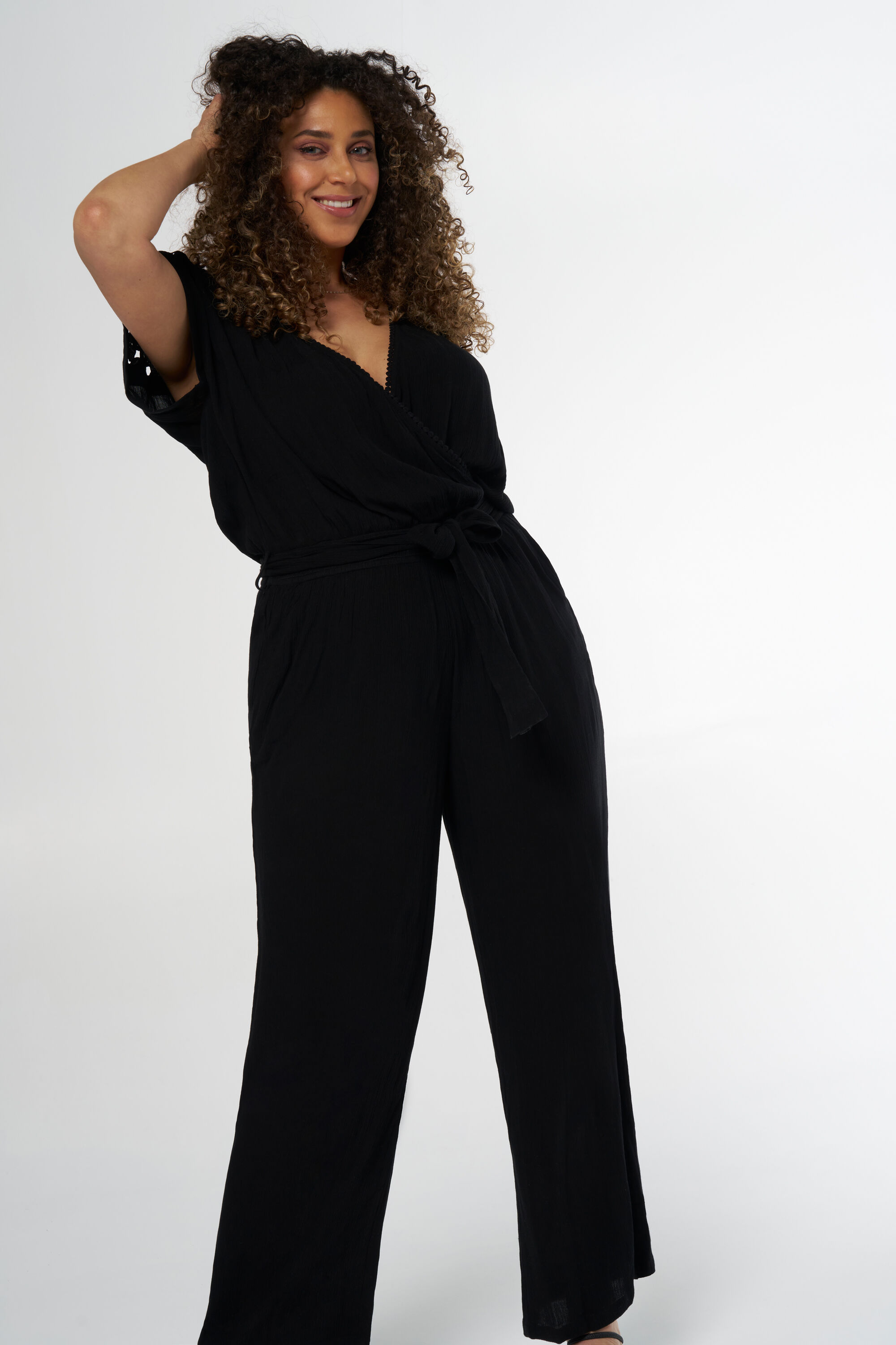 Mono con detalles image number 5