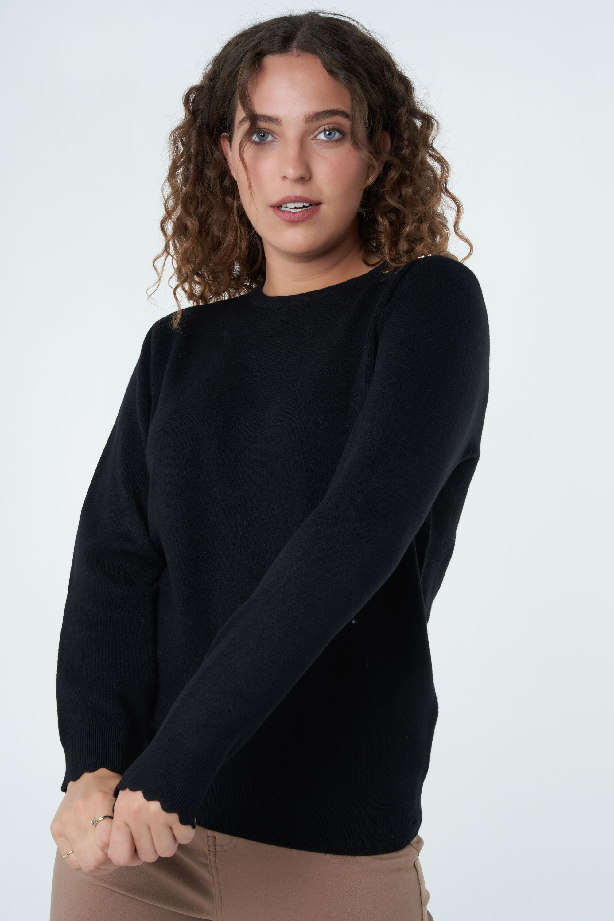 Su&eacute;ter con detalles dorados image number 6