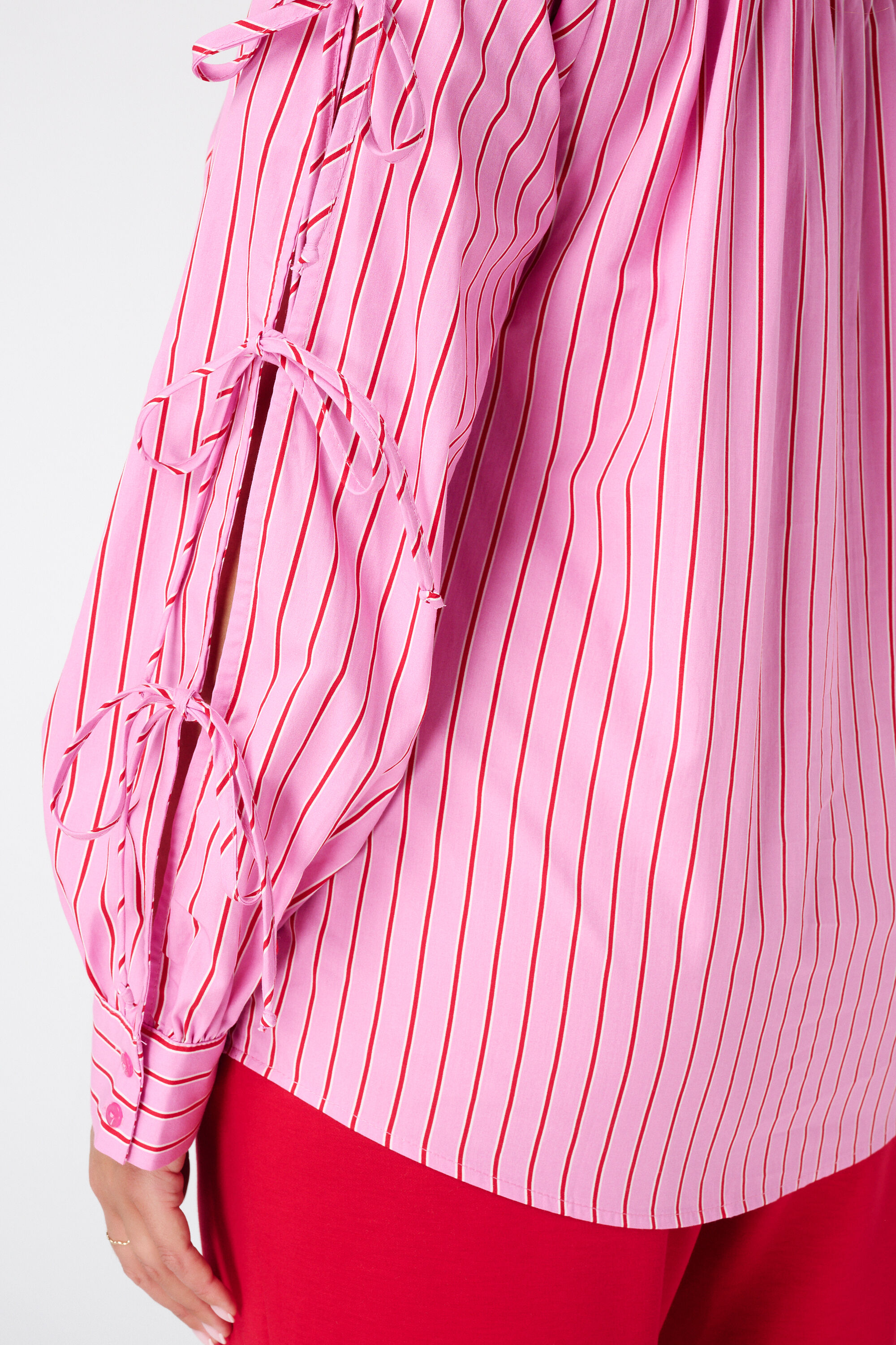 Blusa con lazos como detalle image number 6