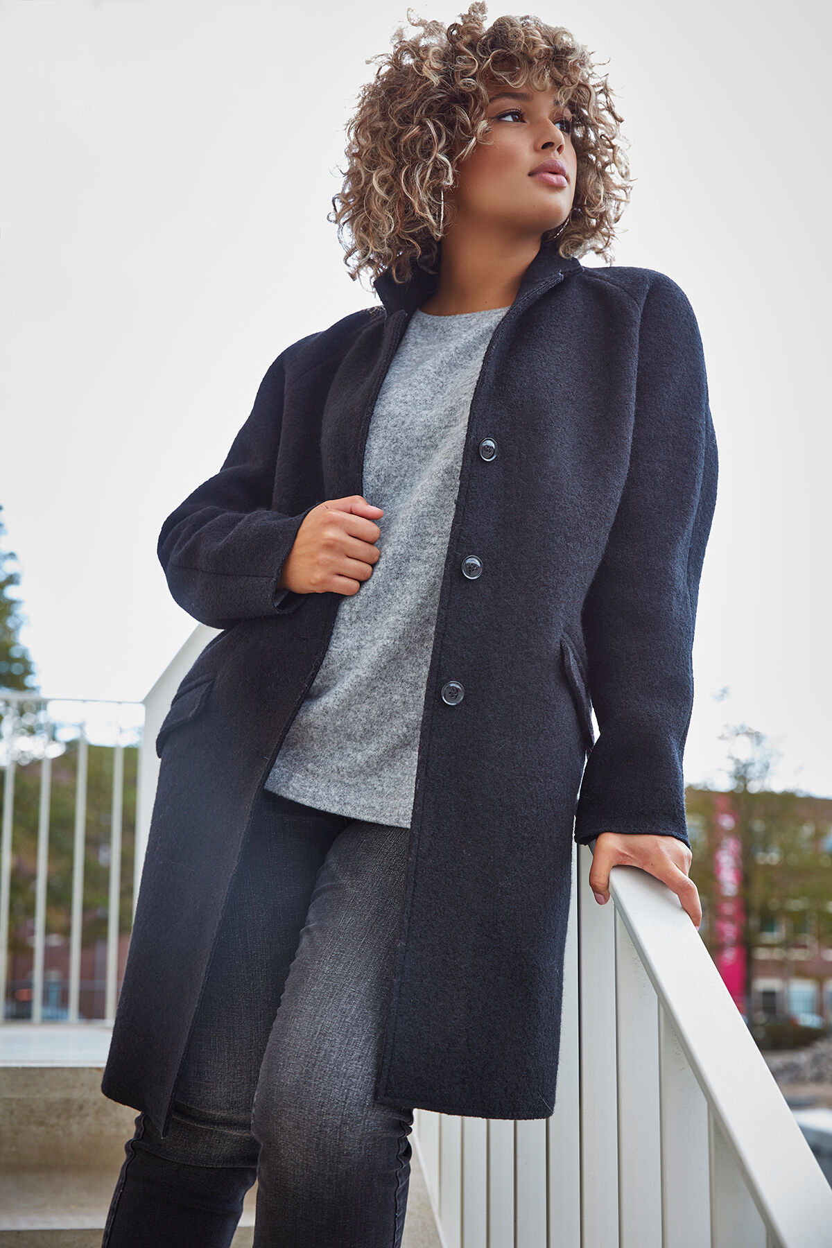 Abrigo de lana con botones image number 4