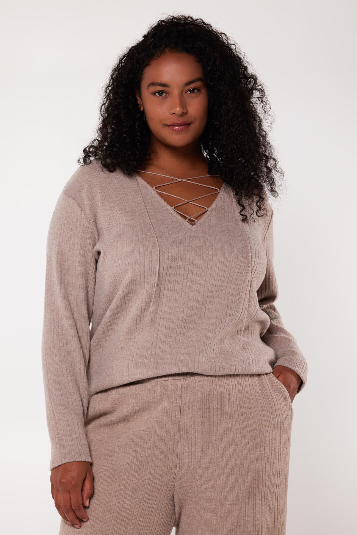 Top de corte recto con escote en V  image number 0