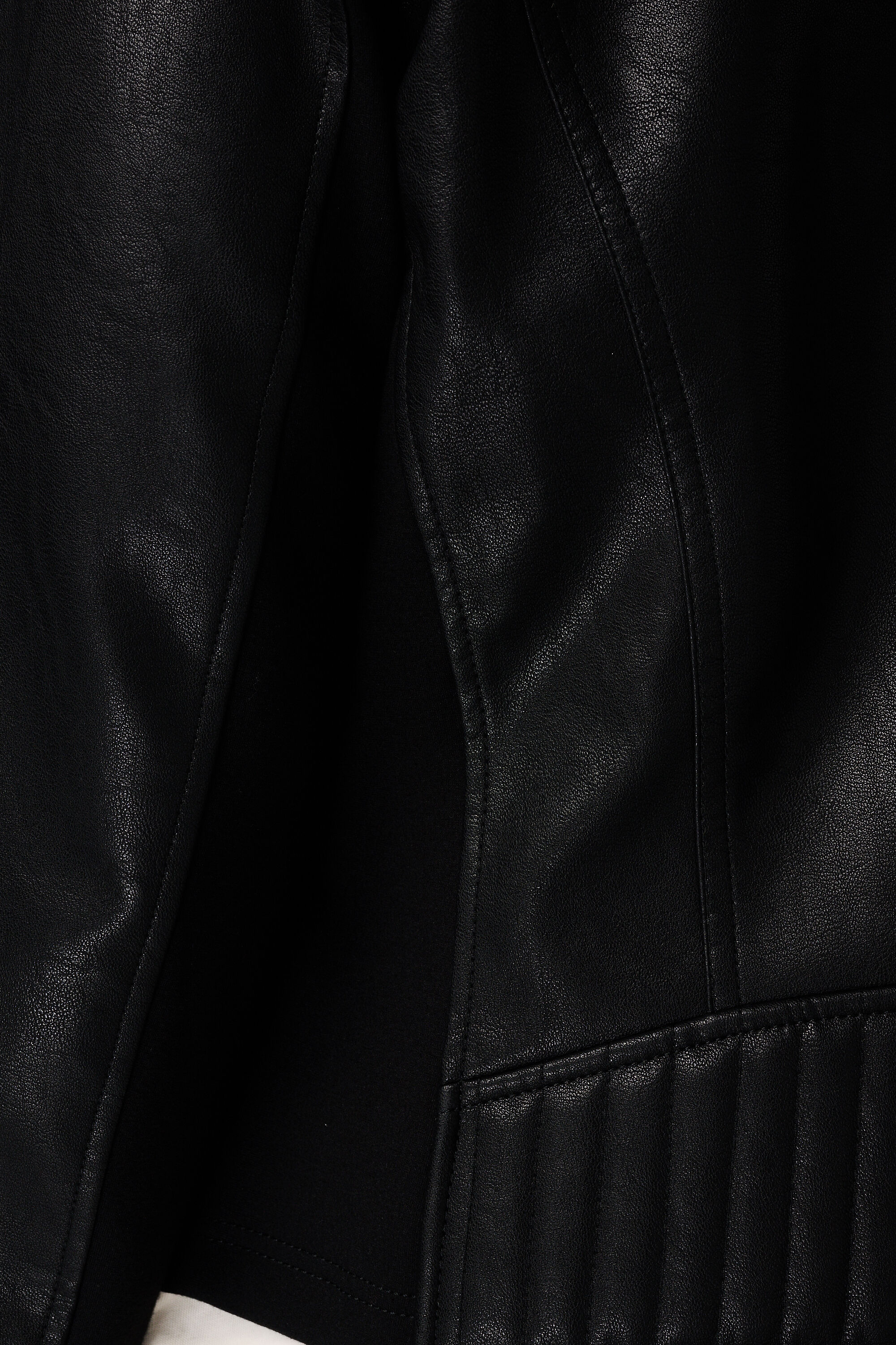 Chaqueta tipo cuero con detalles plateados image number 6