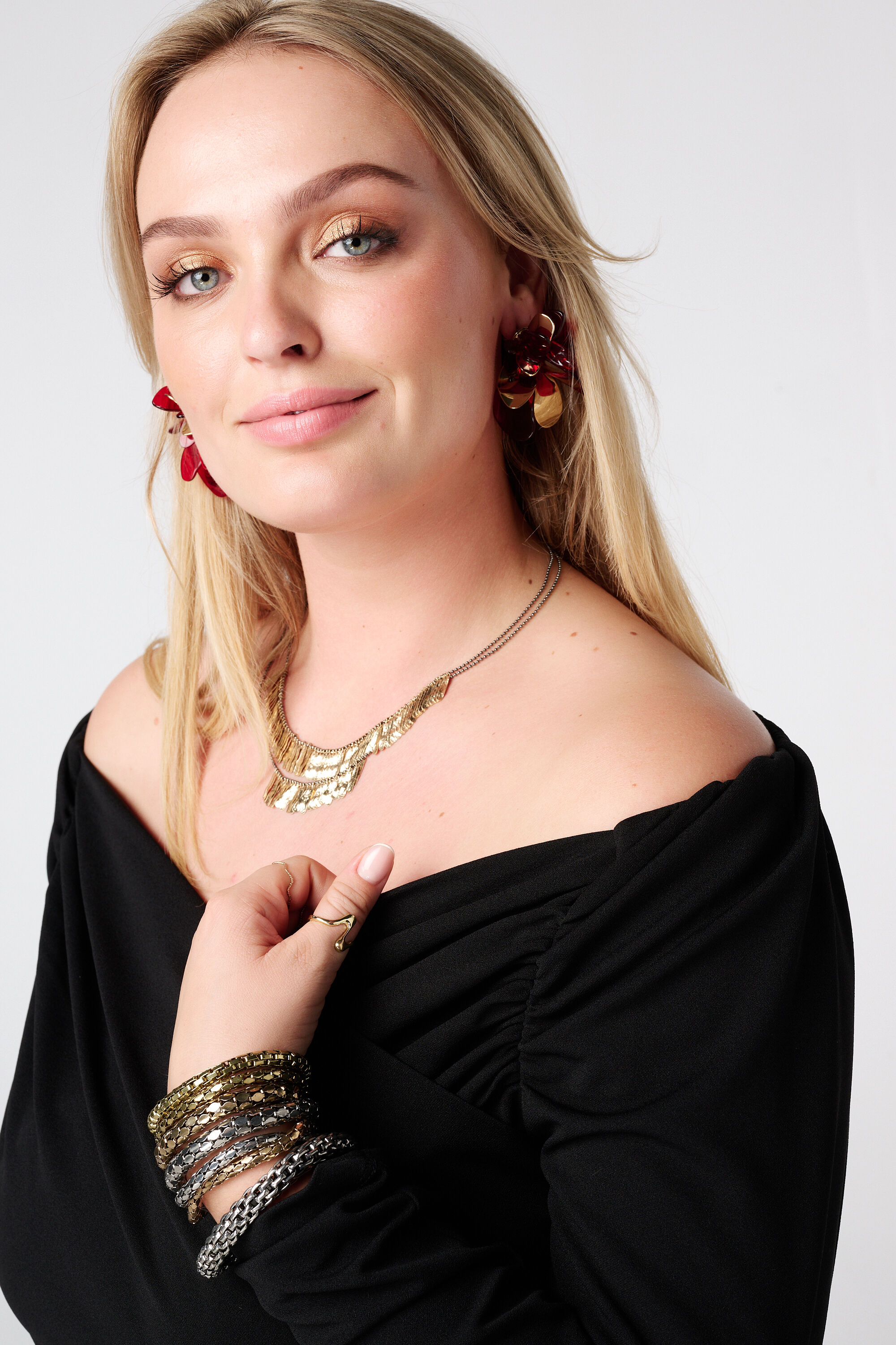 Mono con hombros descubiertos y corte amplio image number 4