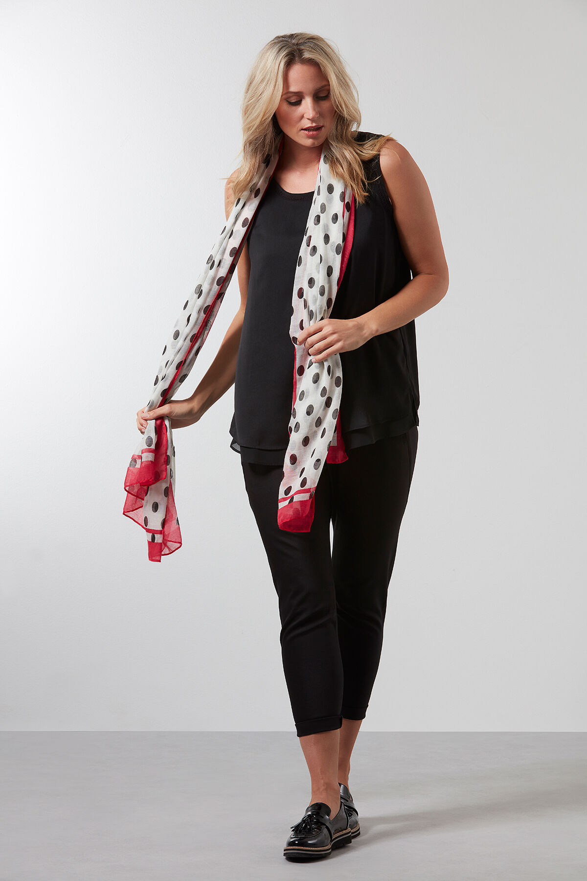 Chal de lunares image number 2