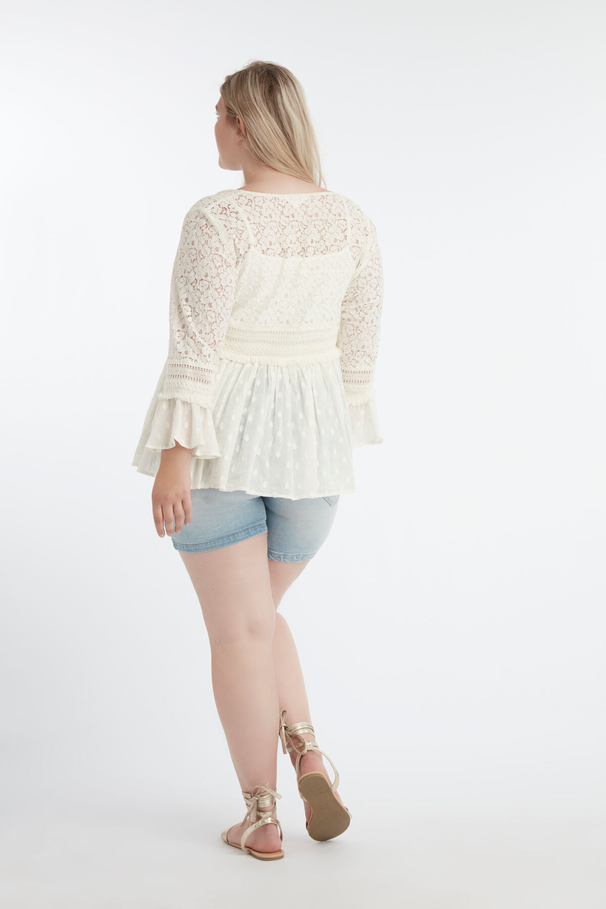 Blusa con mangas de encaje image number 4