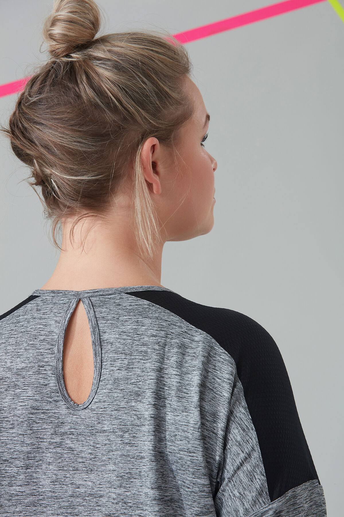 Top deportivo con mangas de mariposa image number 4