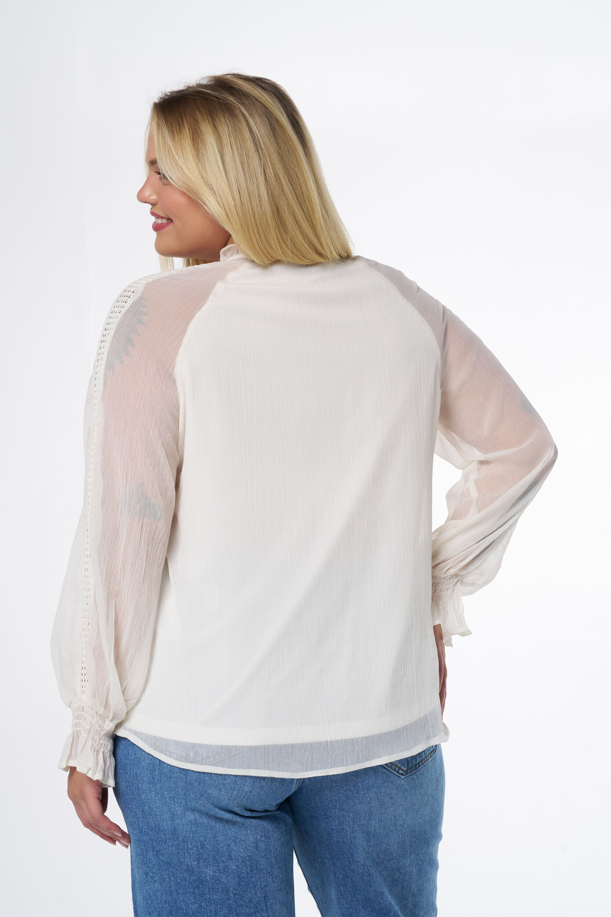 Blusa con bordado  image number 3