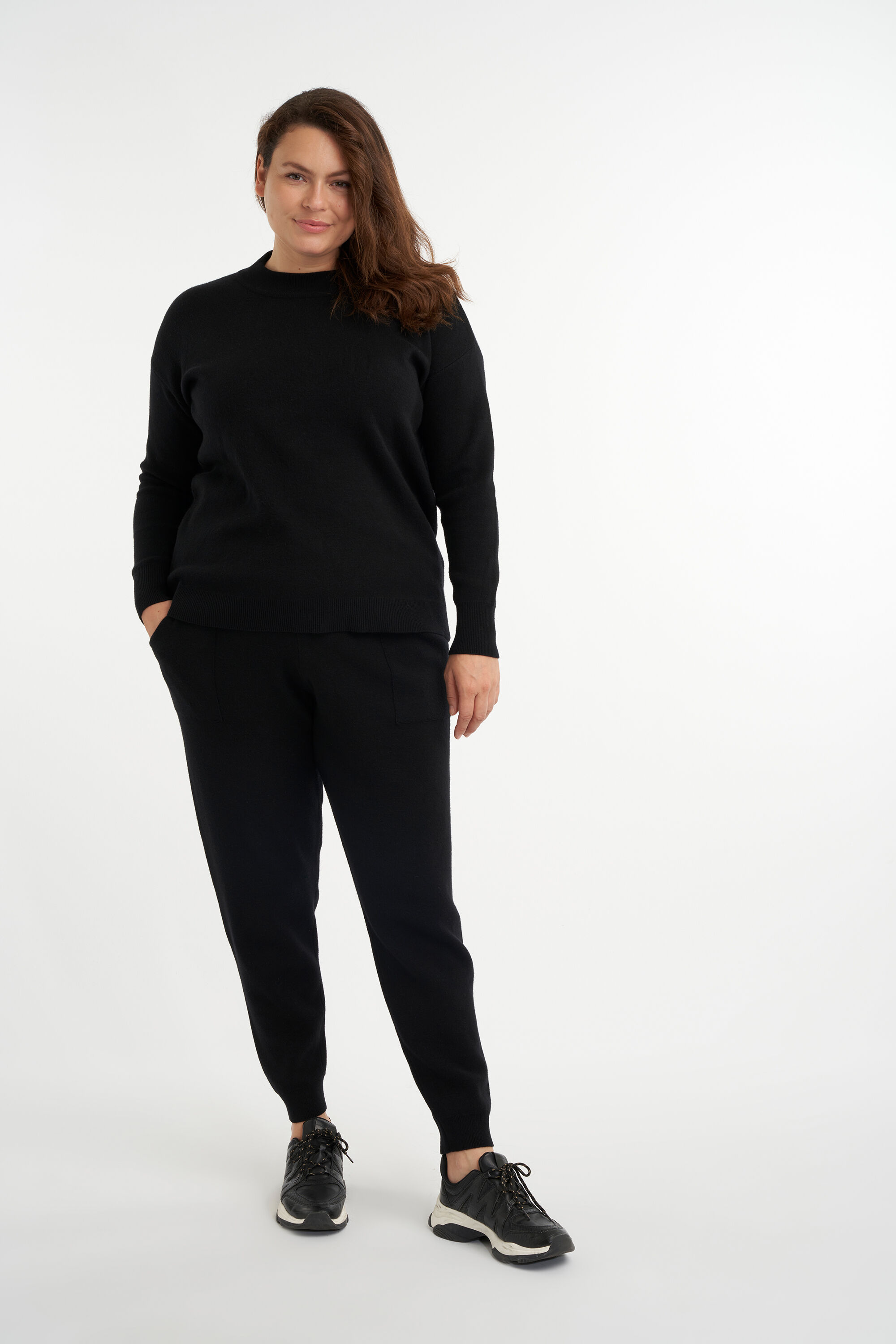 Pantalones c&oacute;modos de punto fino image number 4