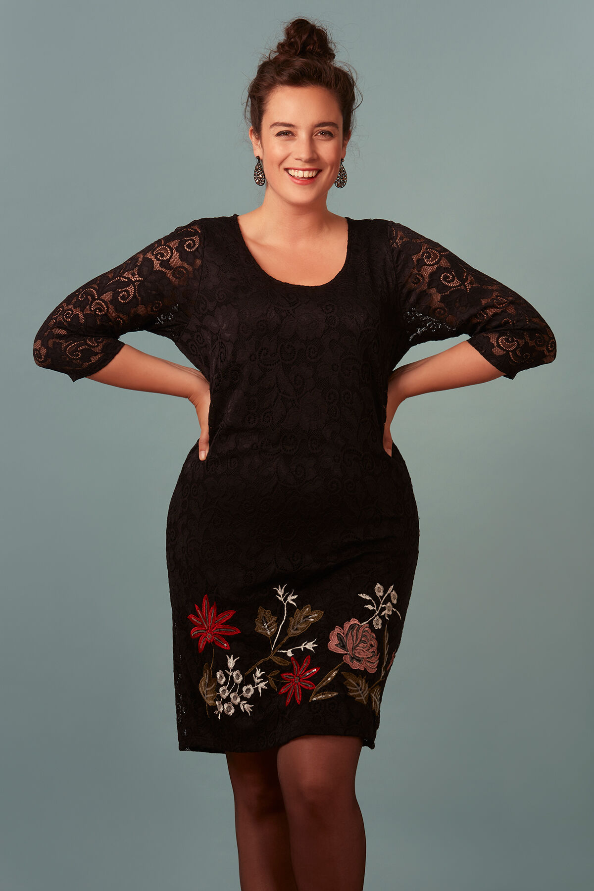 Vestido con encaje y bordado image number 3