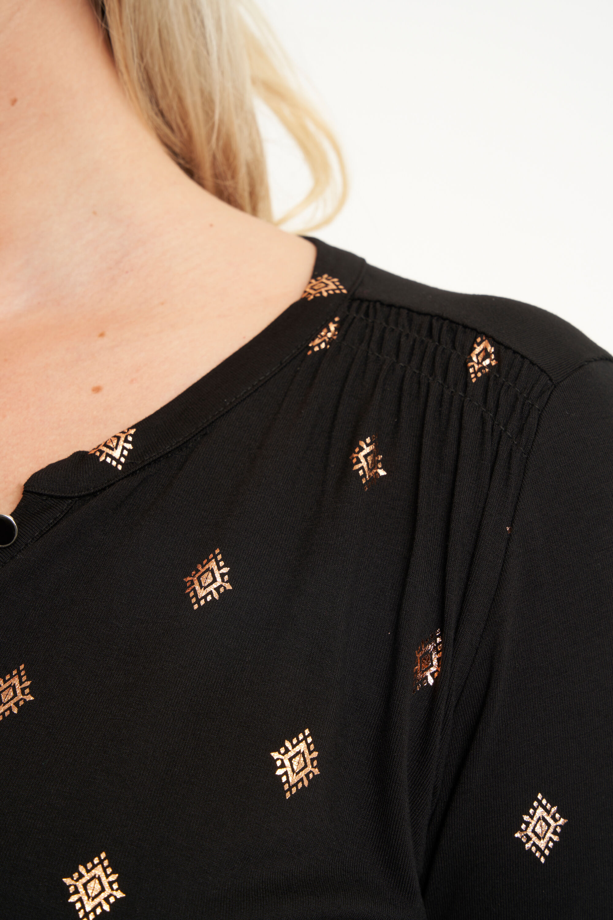 Top con estampado plateado  image number 4