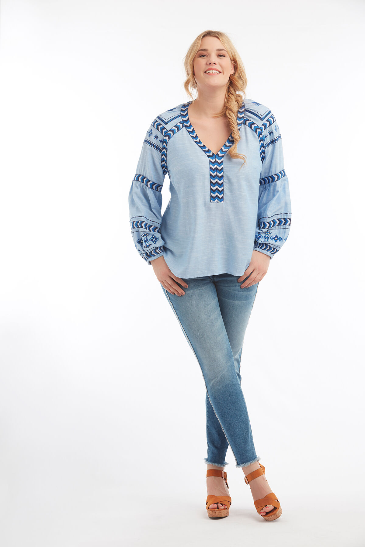 Blusa con estampado bordado image number 5