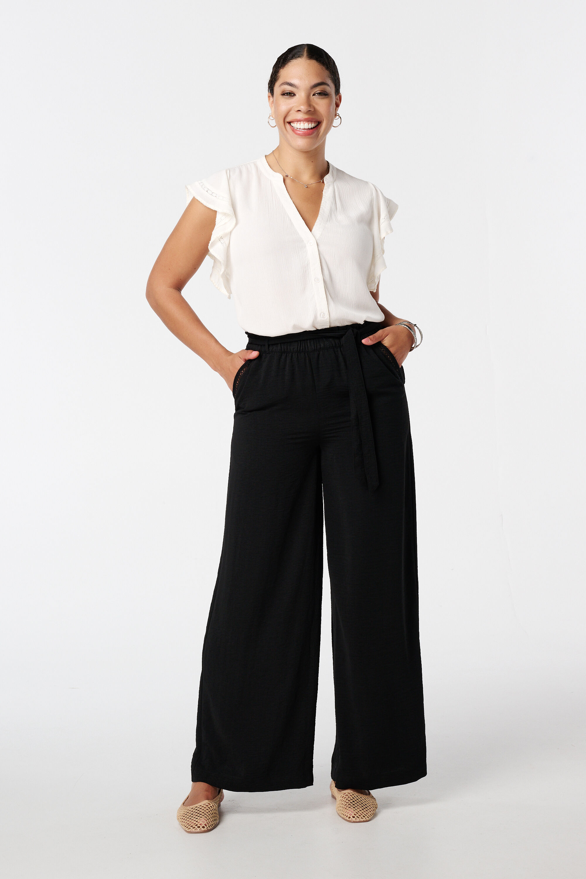 Blusa con escote en V y cierre con botones image number 5