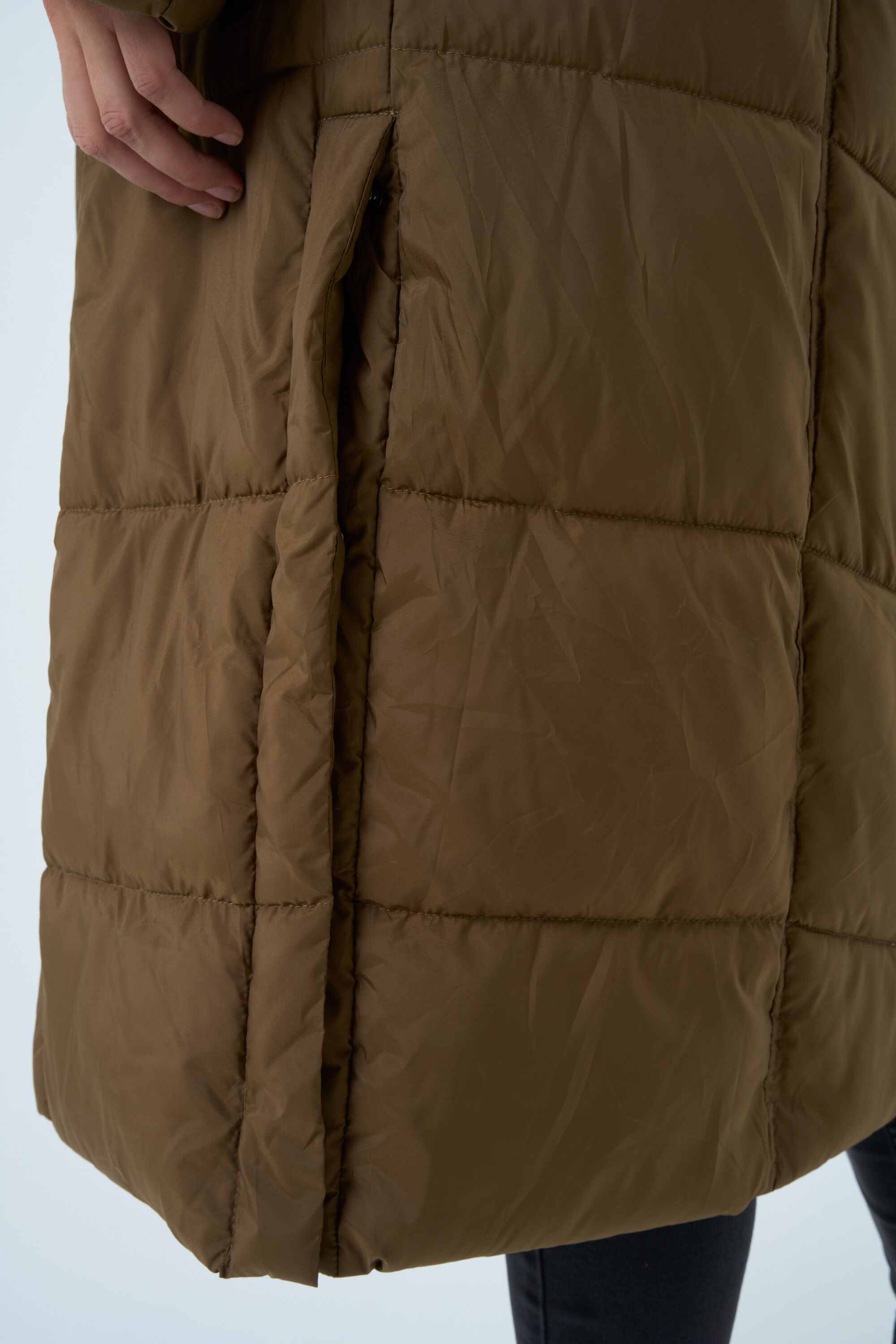 Chaqueta acolchada larga con cintur&oacute;n image number 4