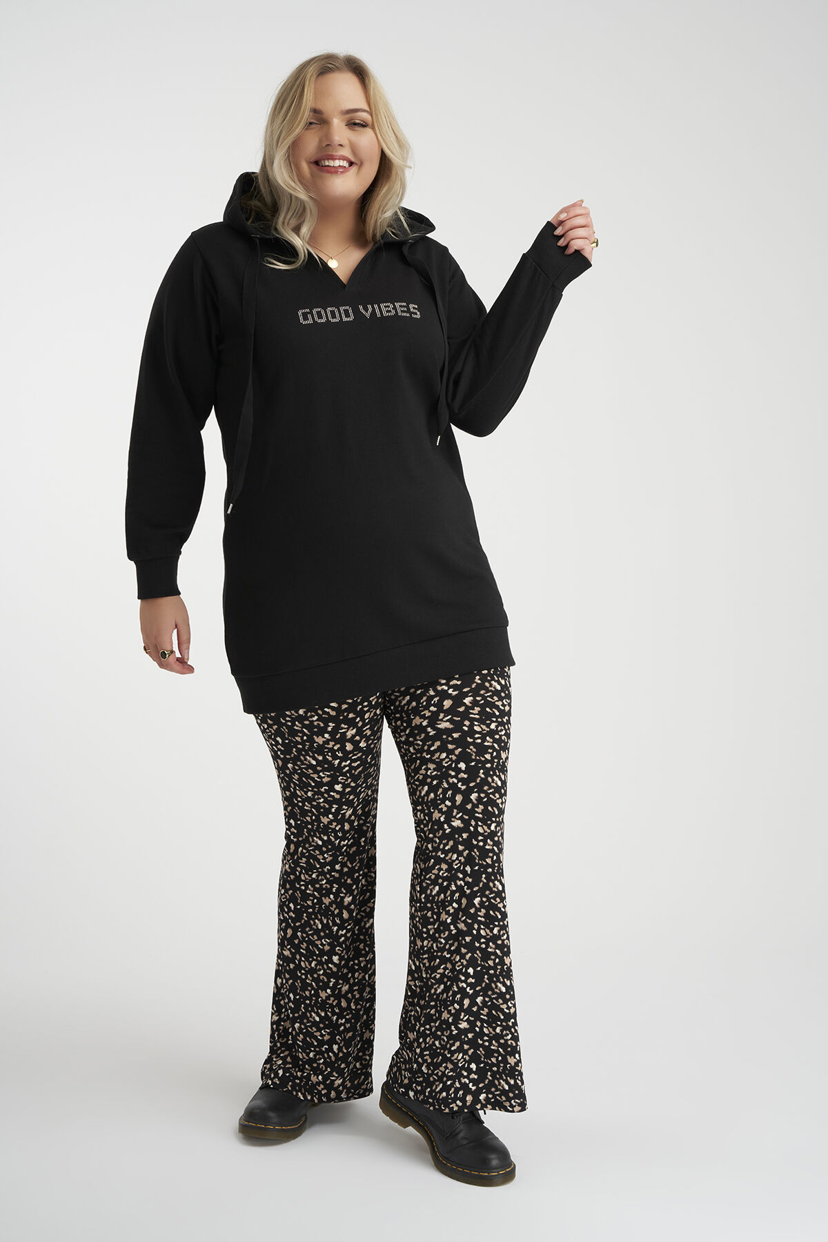 Su&eacute;ter largo con texto impreso image number 5