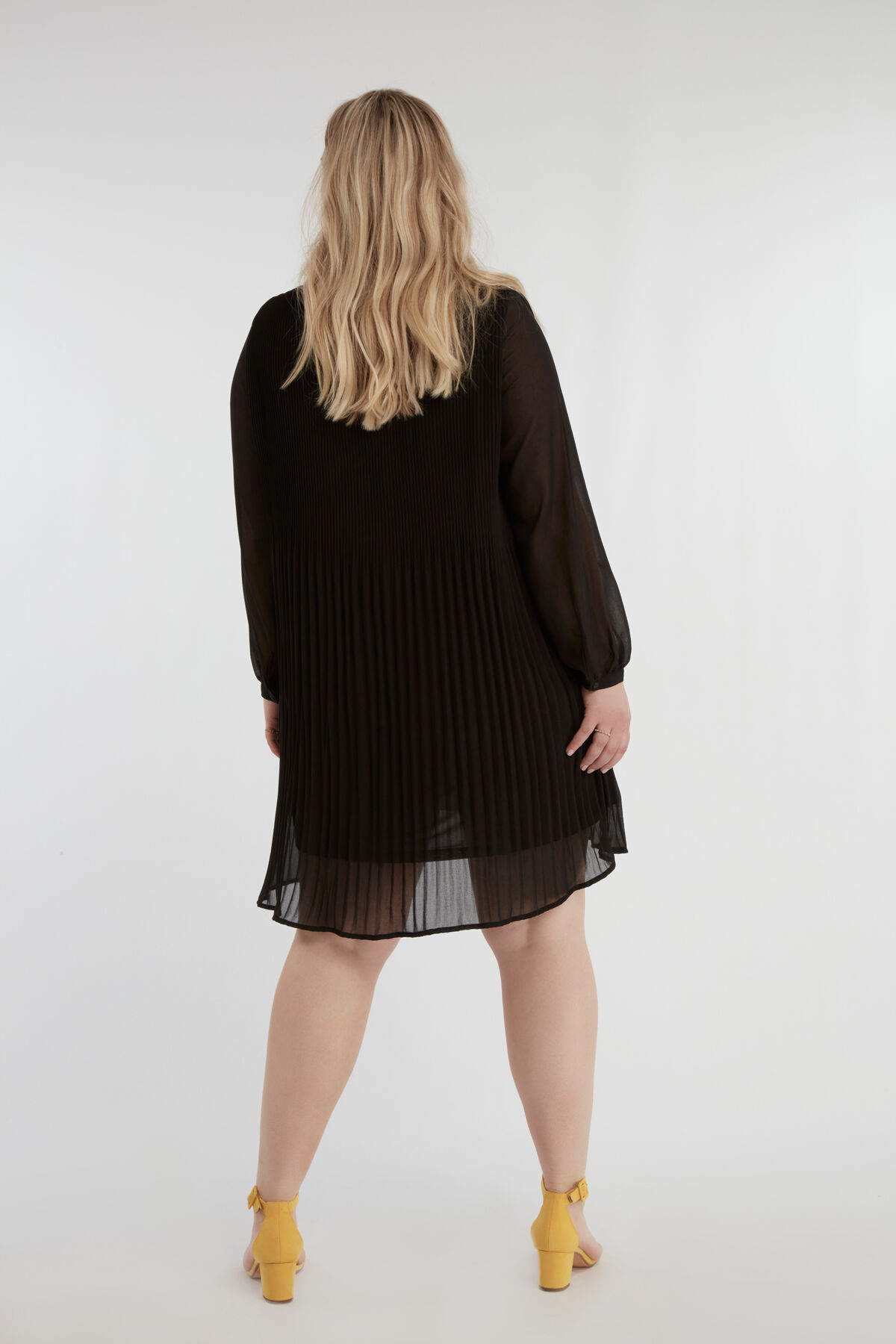 Vestido plisado de color liso image number 4