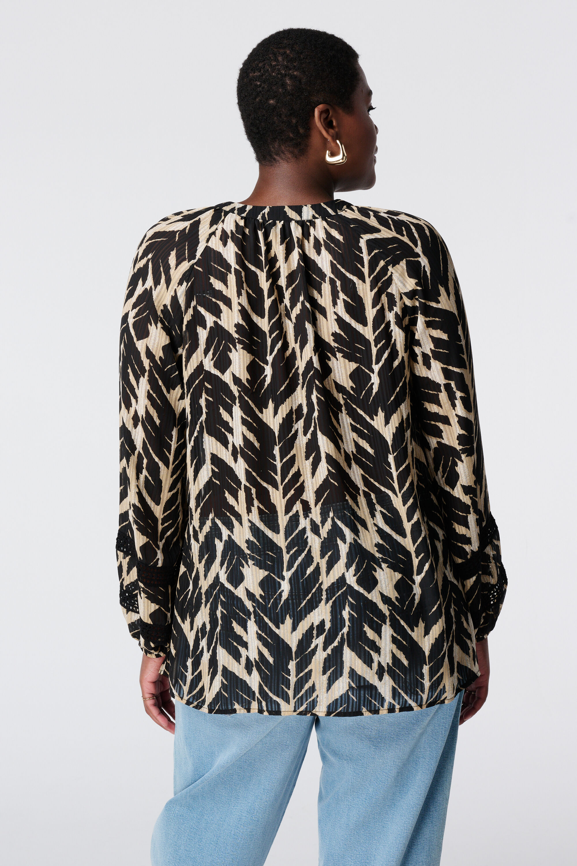 Blusa con un estampado y detalles image number 3