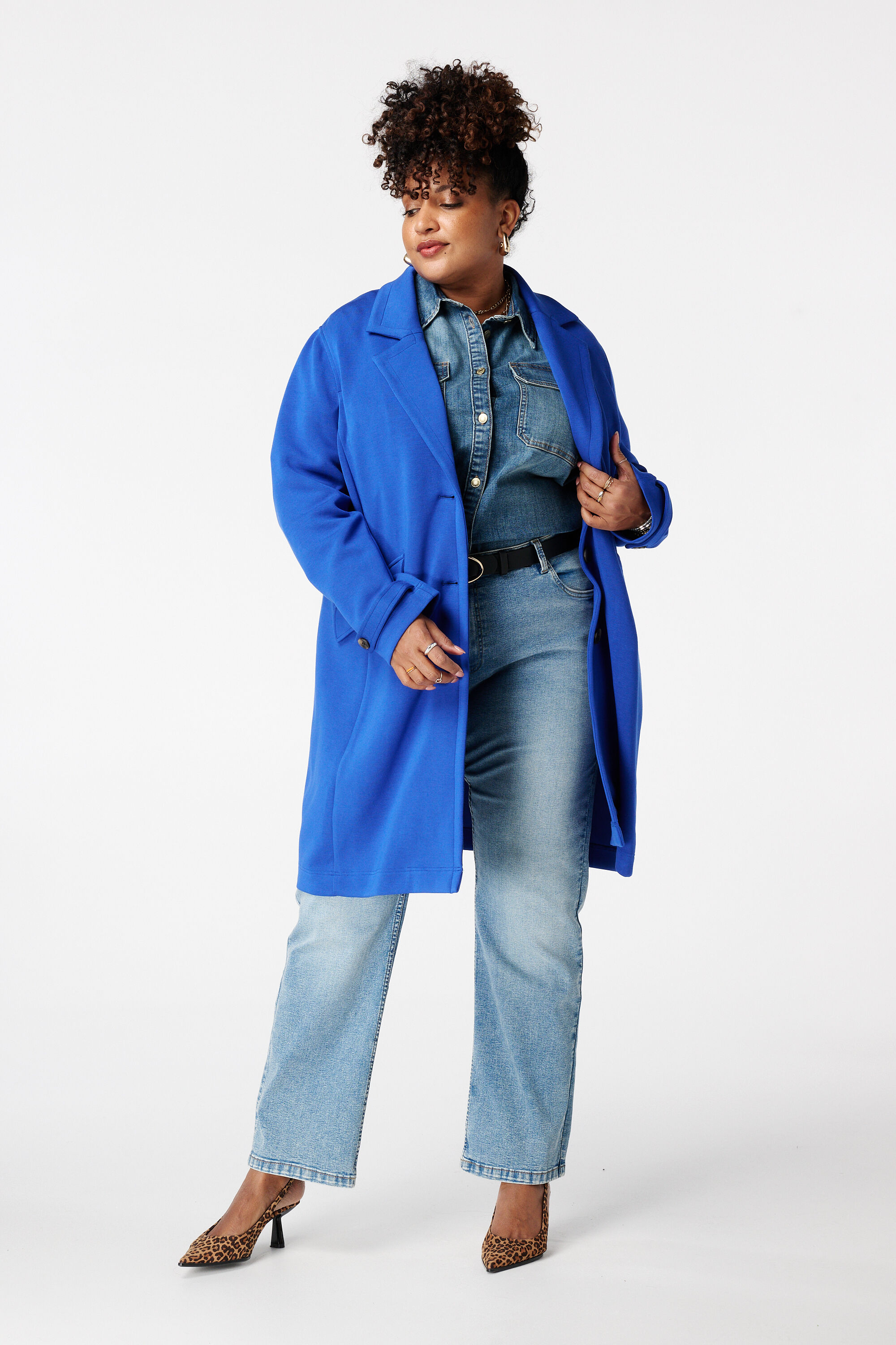 Abrigo con cierre de botones image number 5