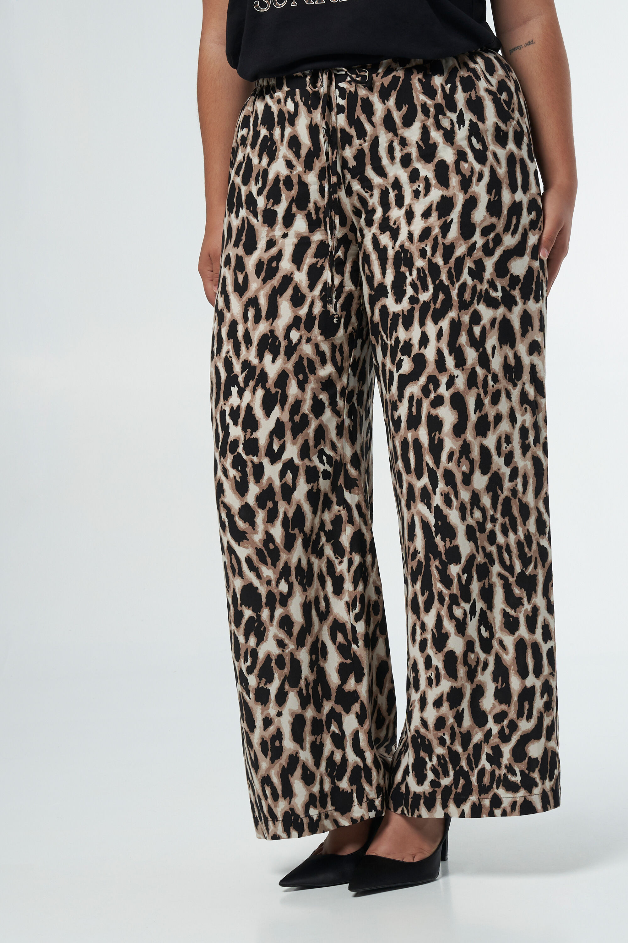 Pantalones con estampado de pantera image number 5