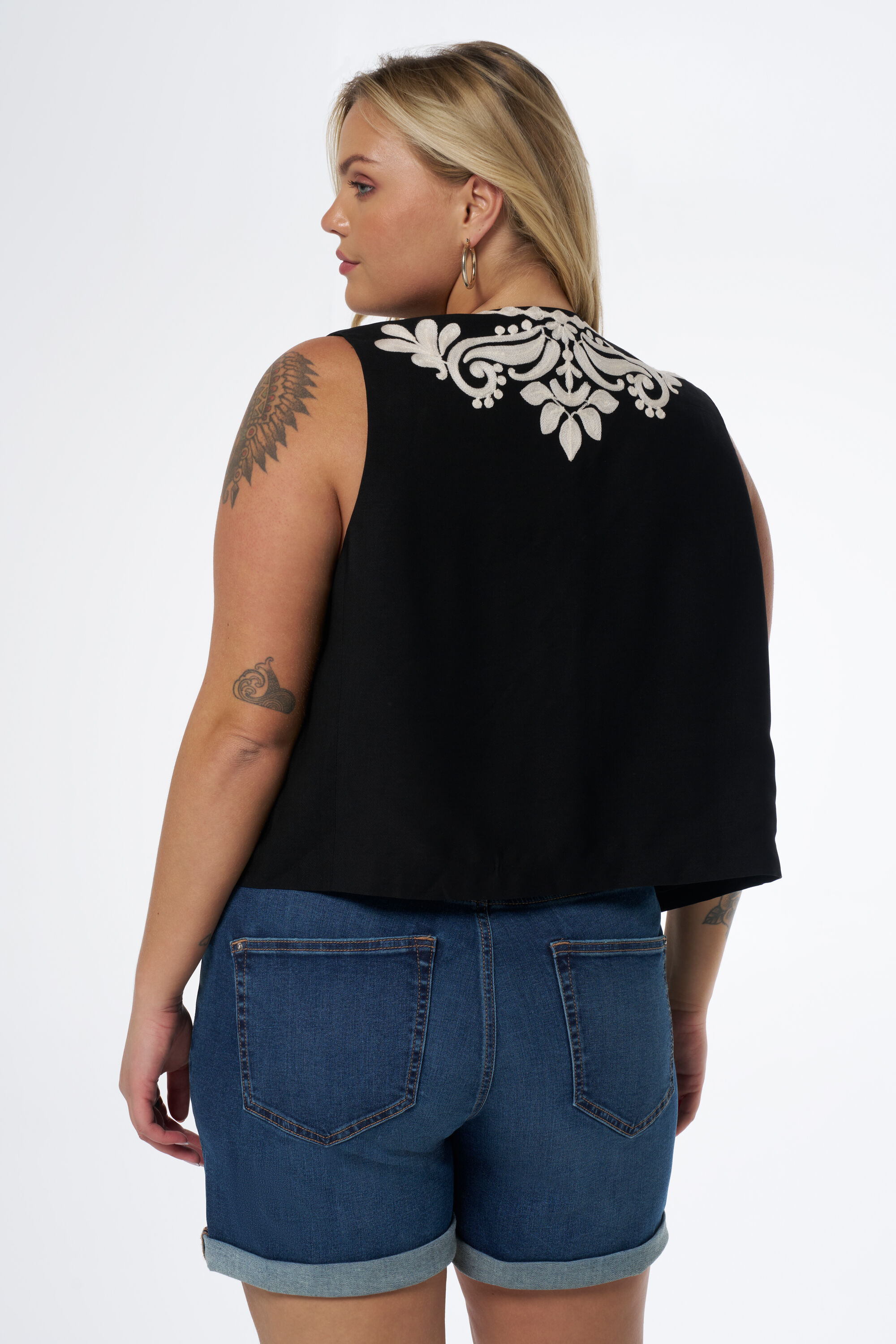 Chaleco bordado image number 3