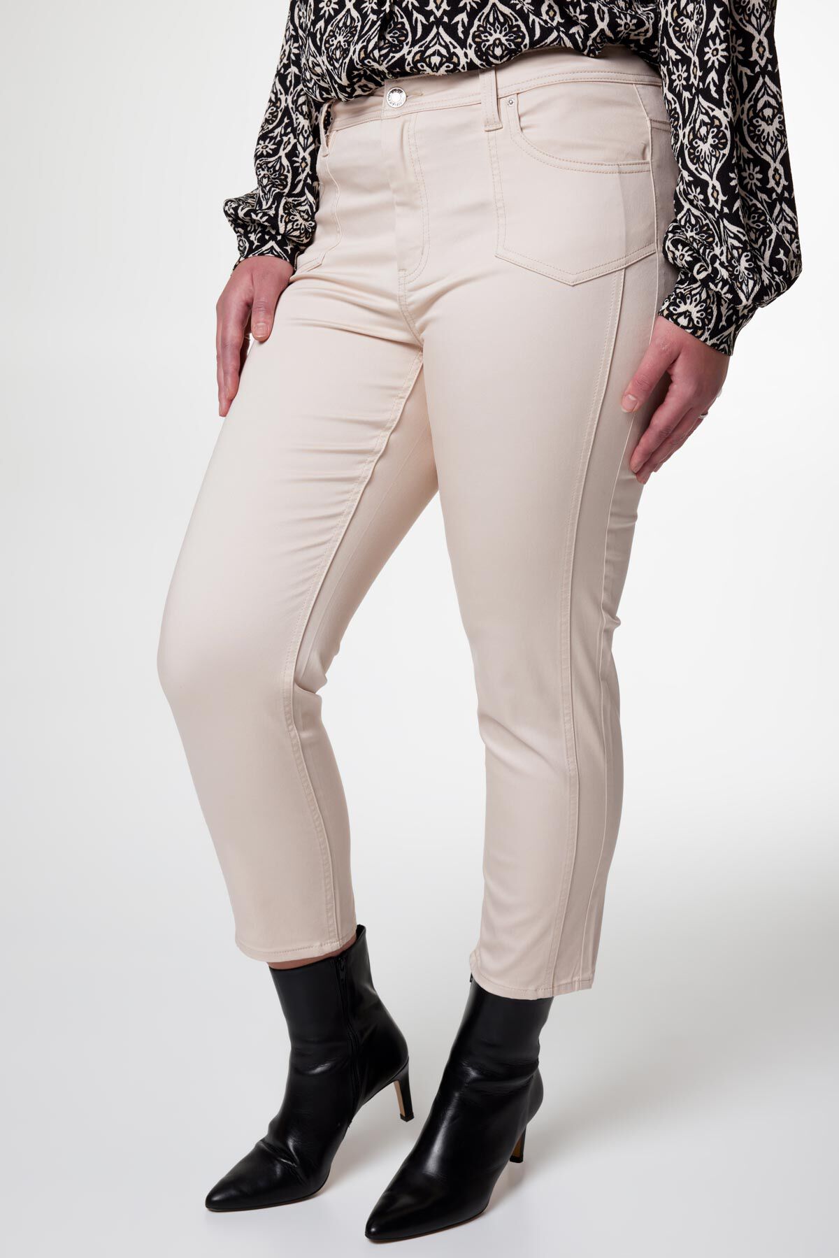 Pantalones de pernera ajustada recortados image number 5