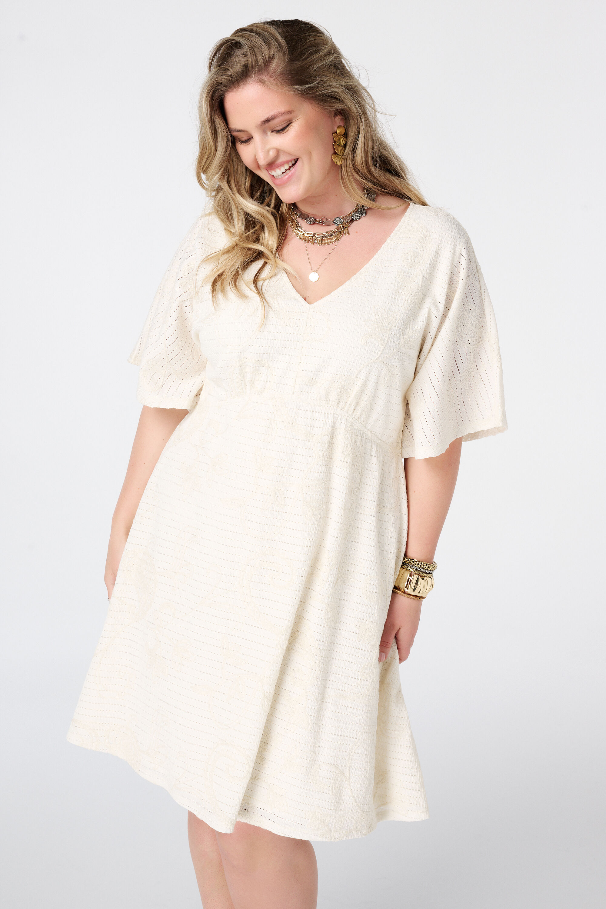 Vestido corto con mangas mariposa image number 5