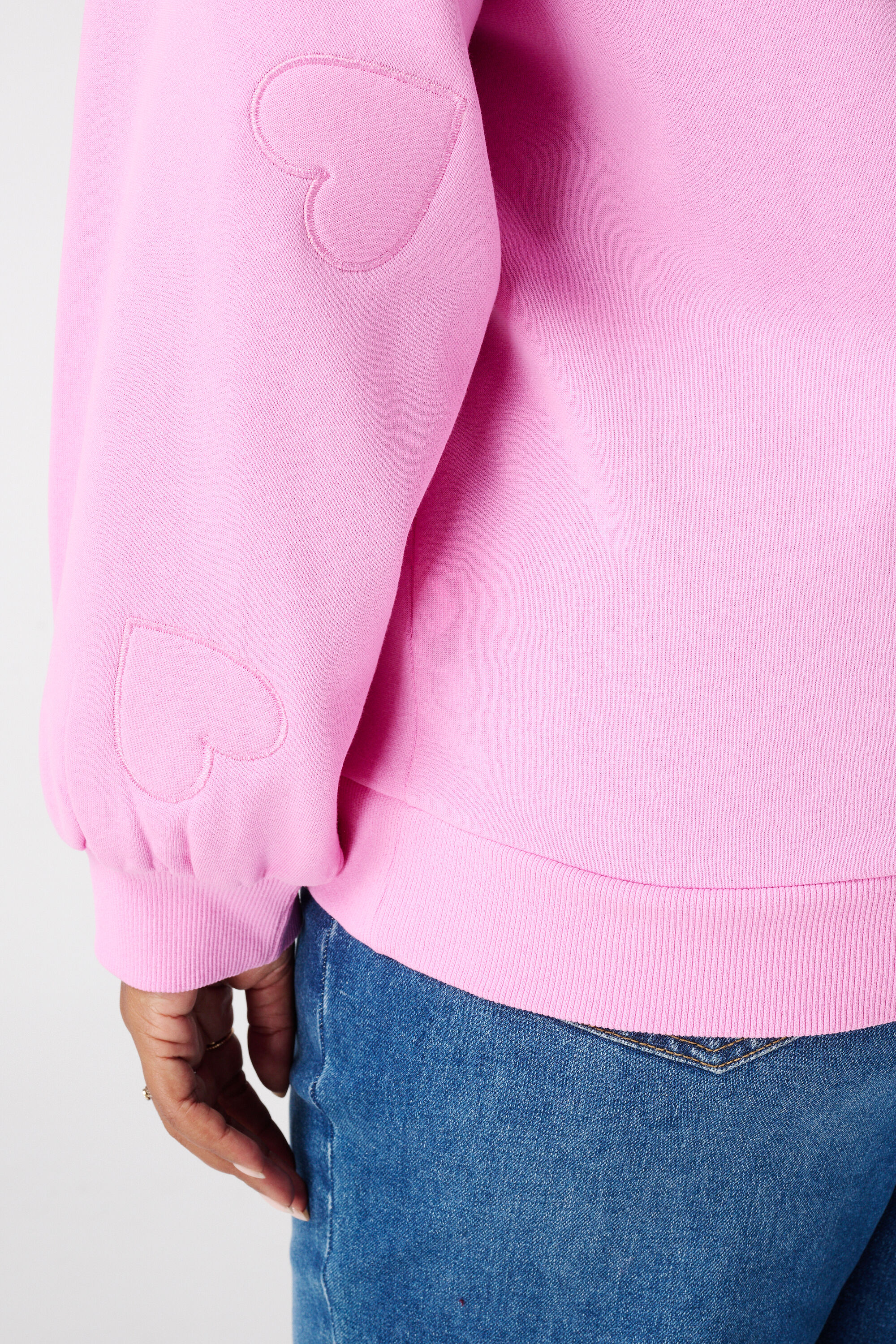 Jersey con corazones bordados image number 6