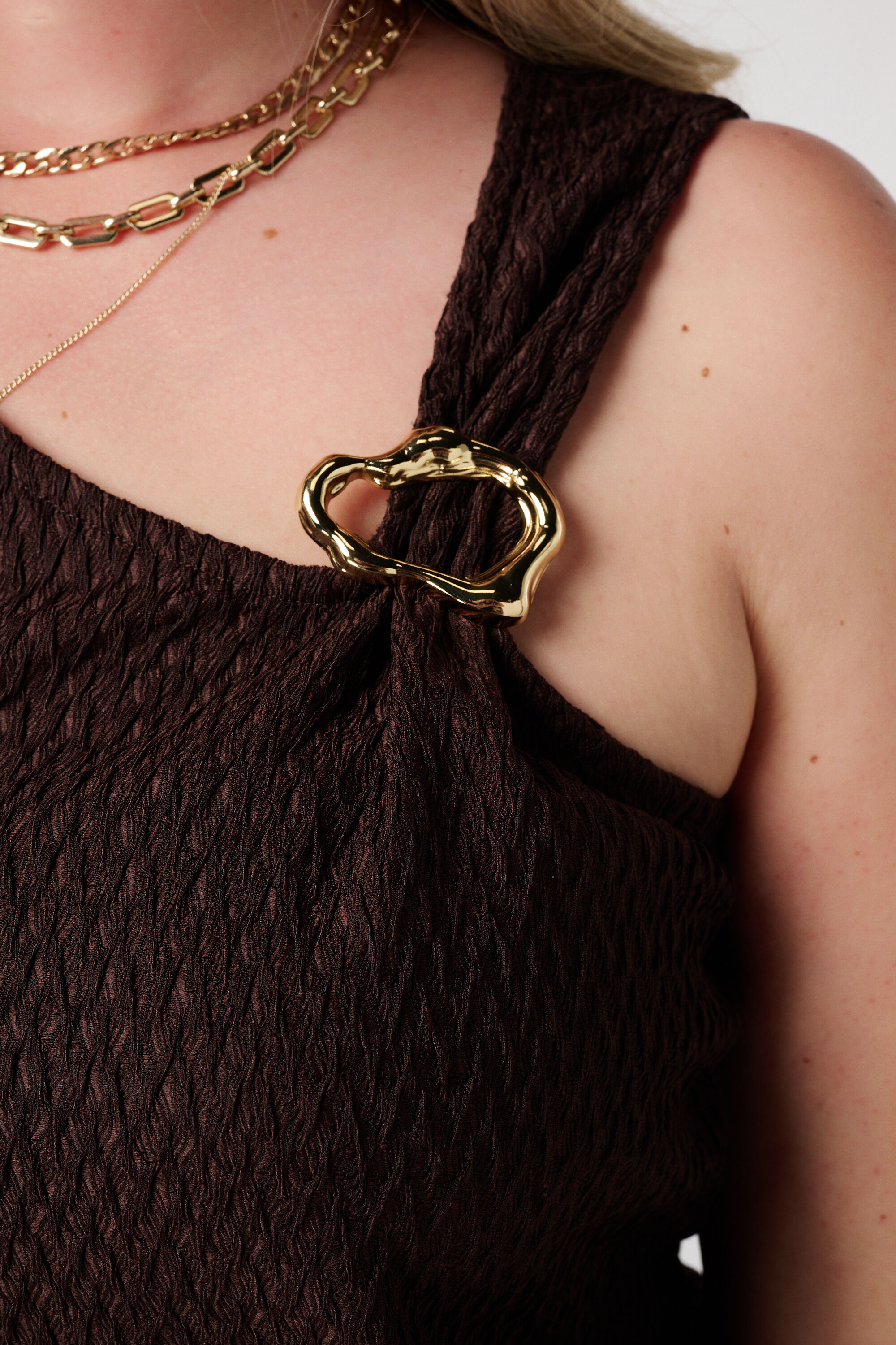 Top asim&eacute;trico con detalle decorativo image number 6