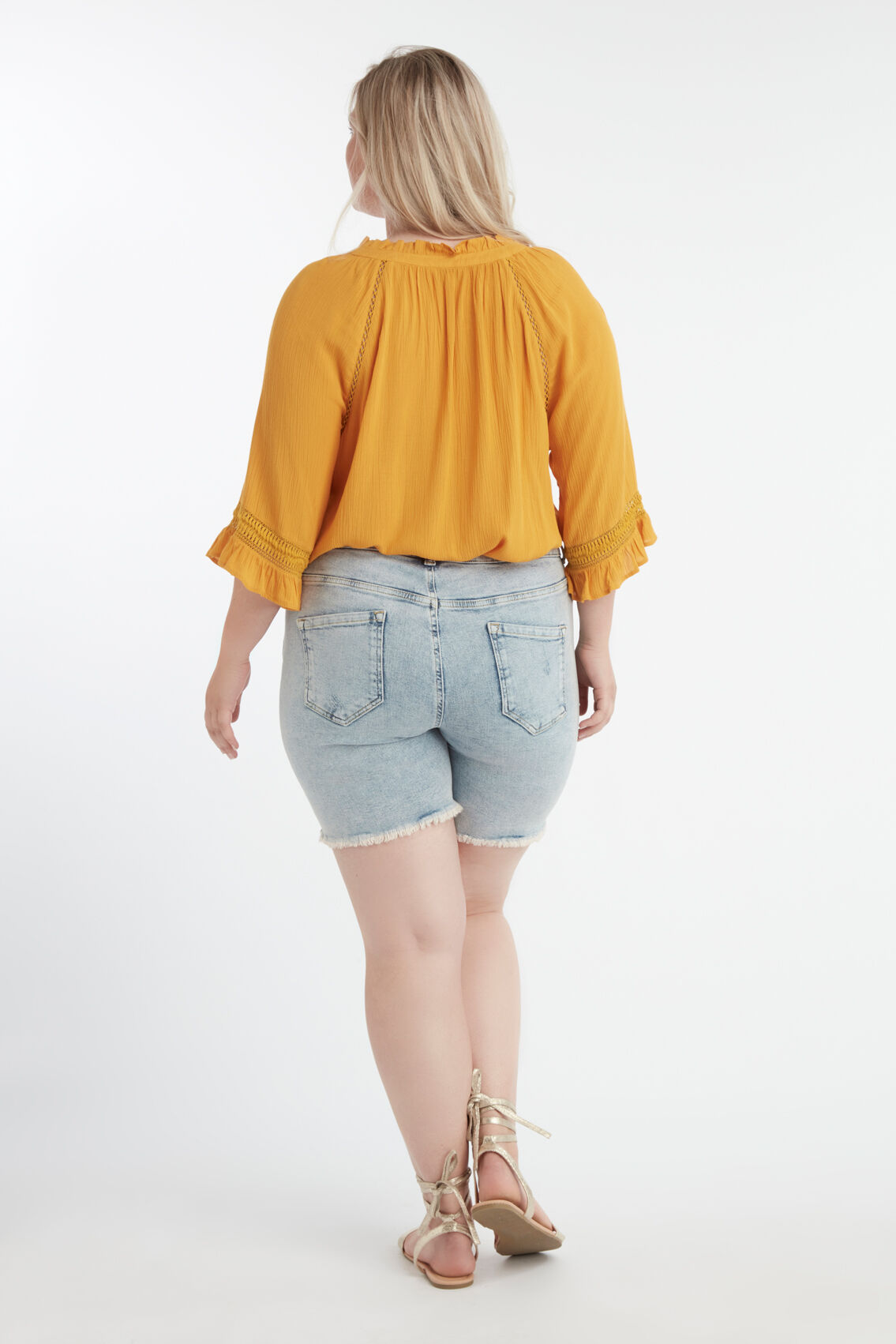 Shorts con peque&ntilde;os flecos naranjas  en las costuras laterales image number 4