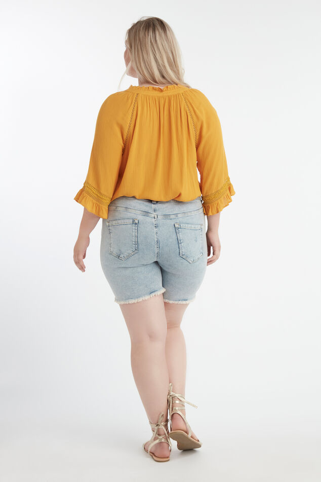 Shorts con pequeños flecos naranjas  en las costuras laterales image number 4