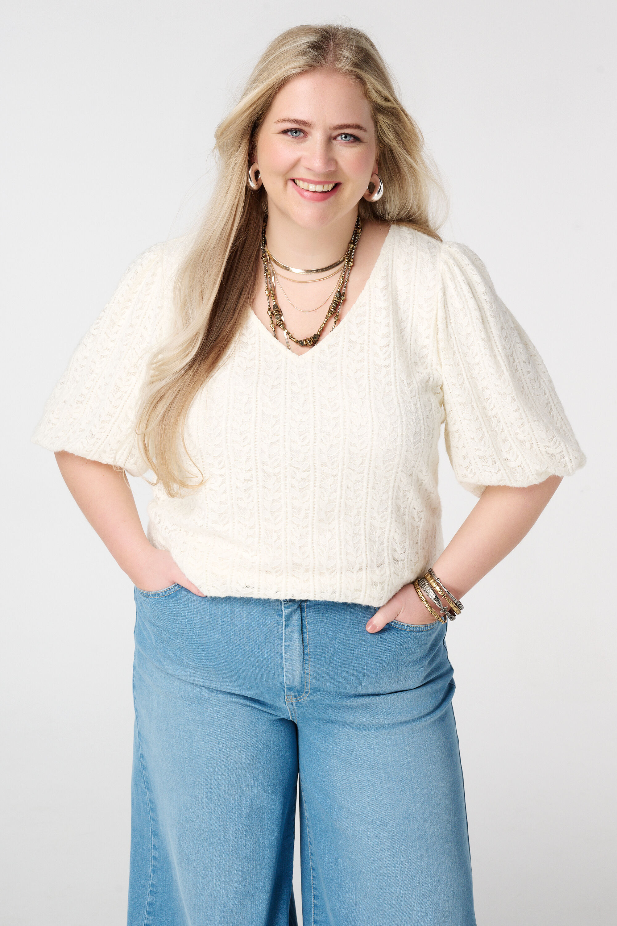 Top de encaje con mangas abullonadas