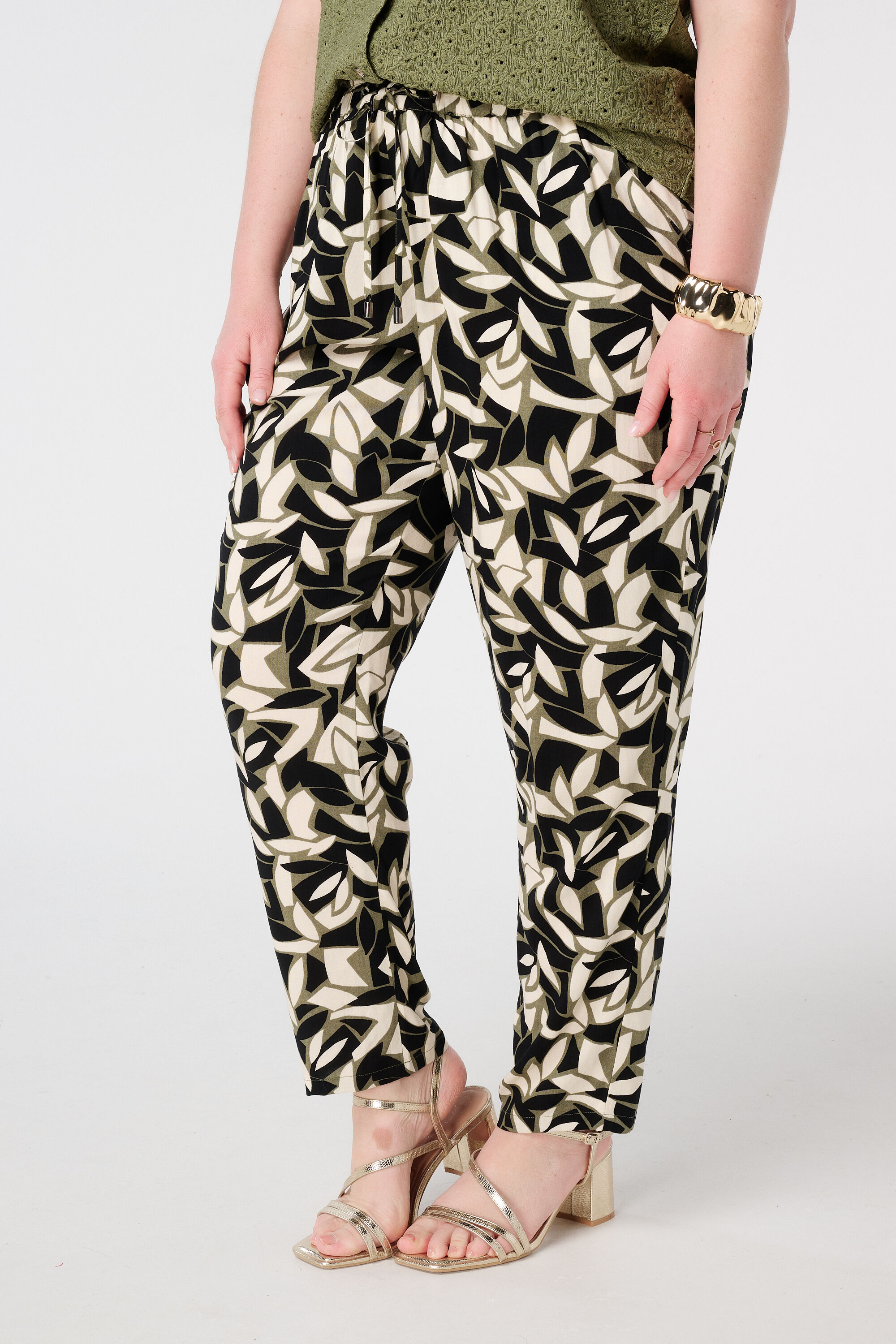 Pantalones c&oacute;modos con cord&oacute;n image number 5