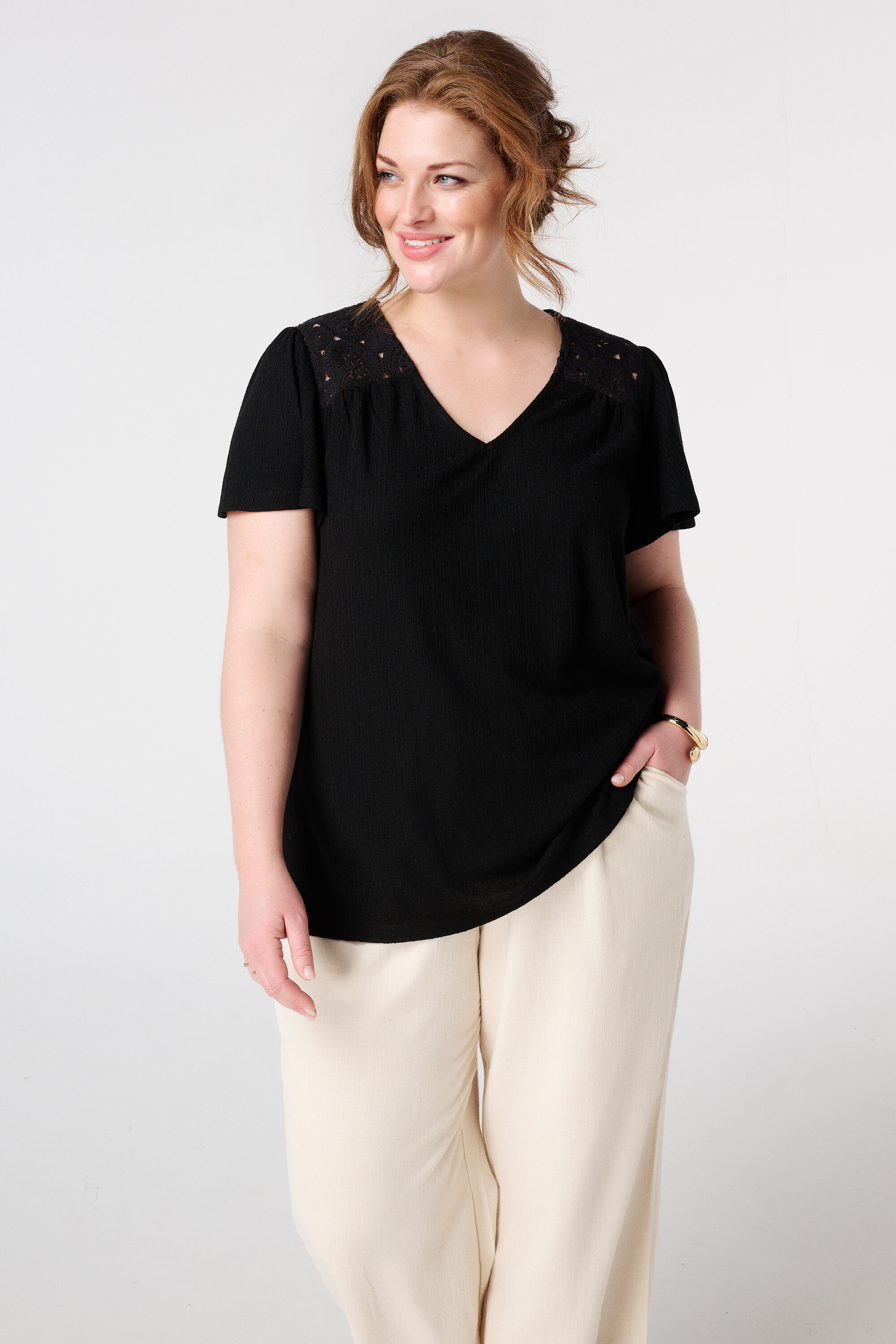 Camiseta con detalle en crochet  image number 4