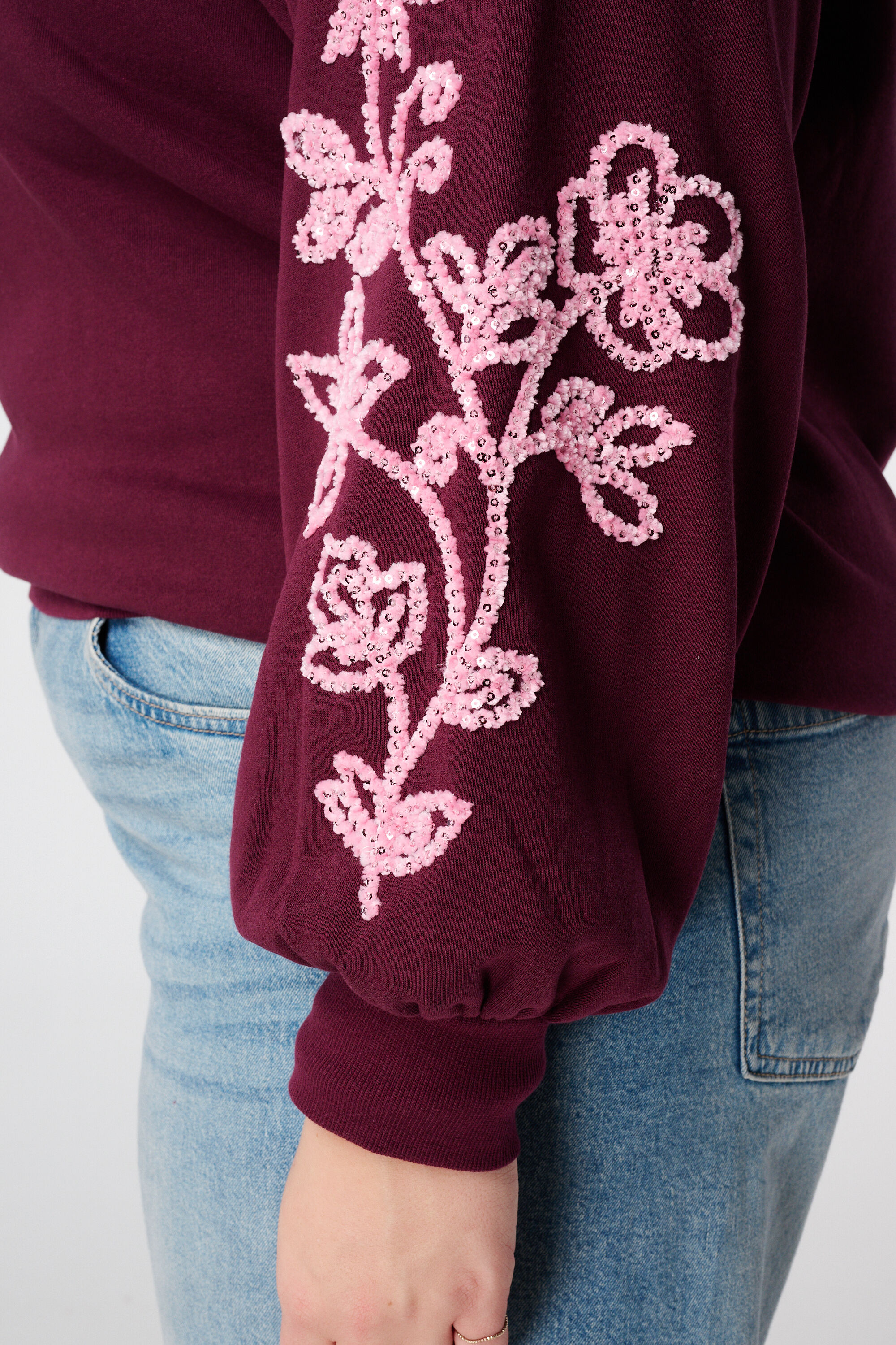 Jersey con bordados suaves en las mangas image number 6