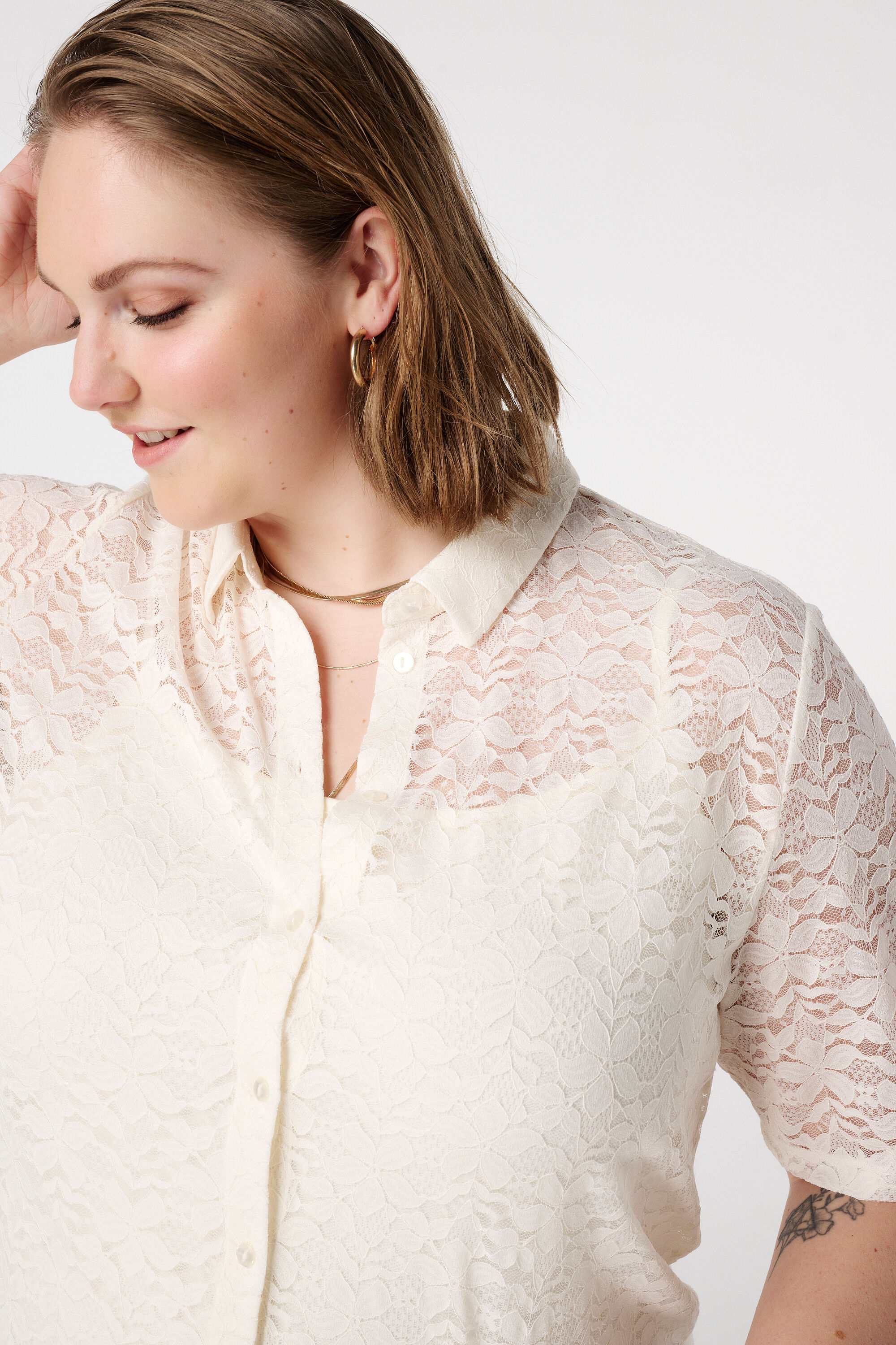 Top de encaje con mangas cortas image number 4