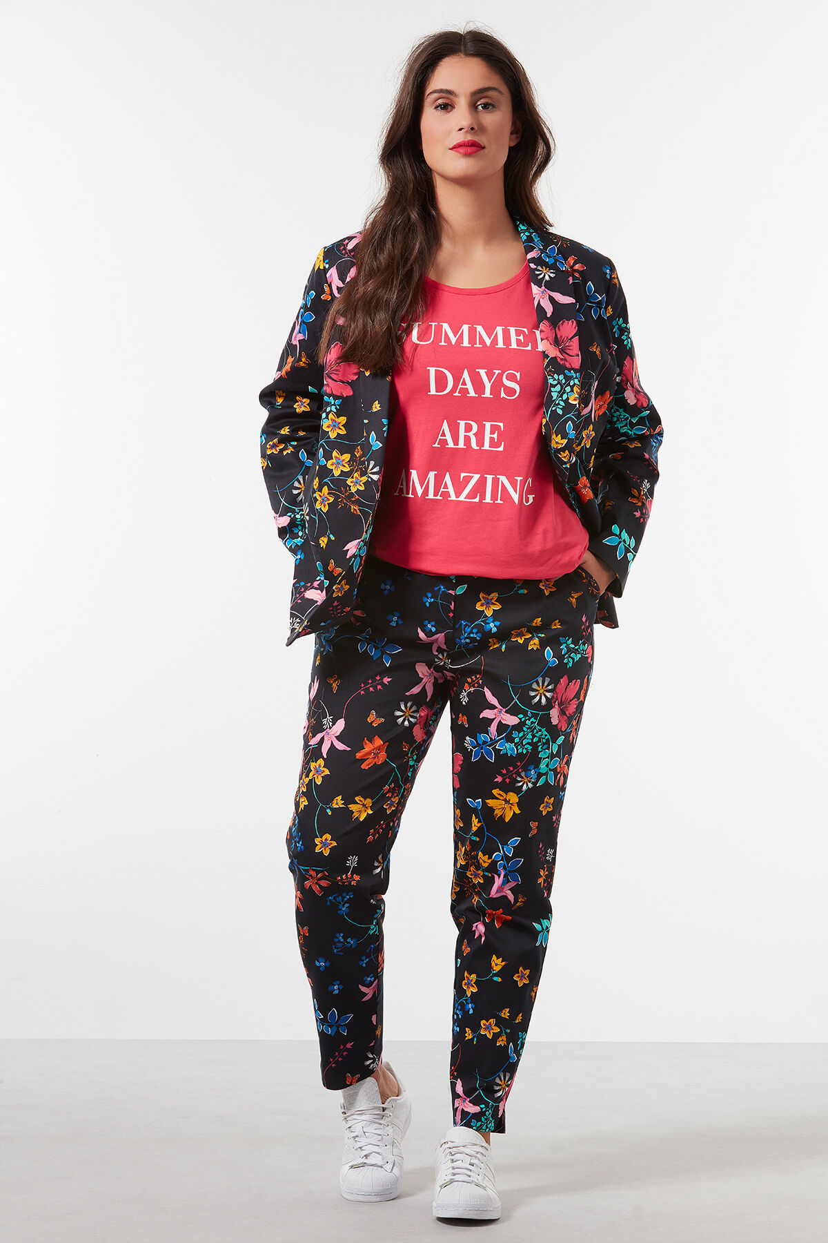 Pantalones con estampado floral image number 6