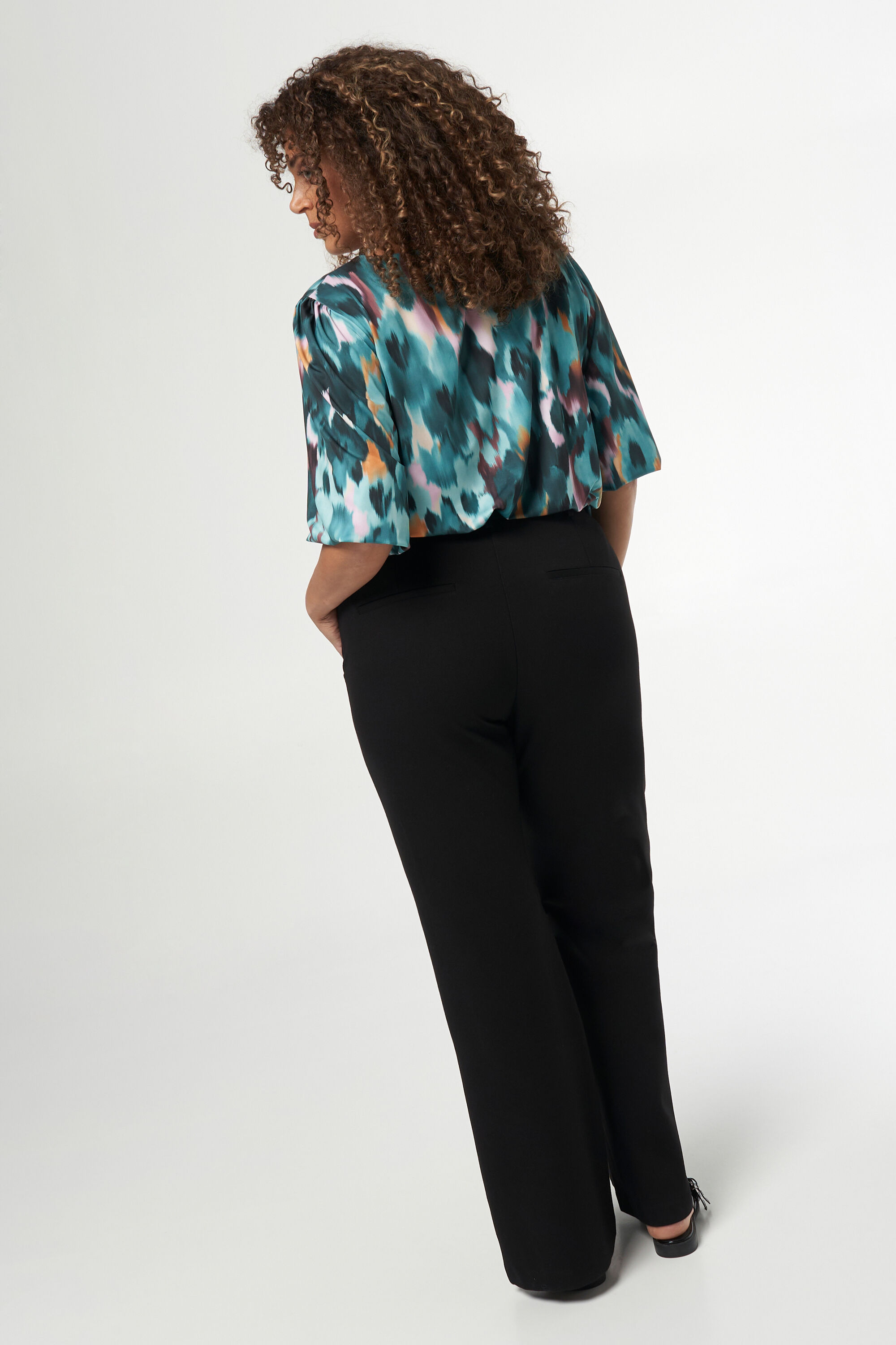 Pantalones acampanados con botones  image number 3