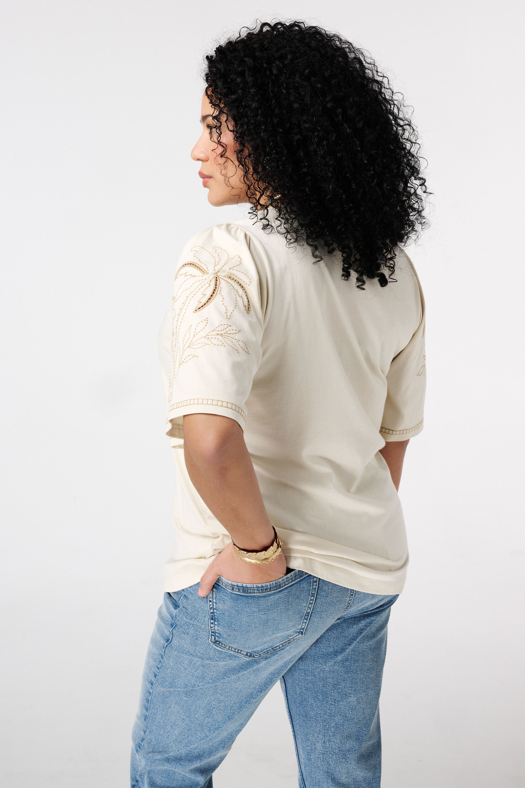 Camiseta con bordado image number 3