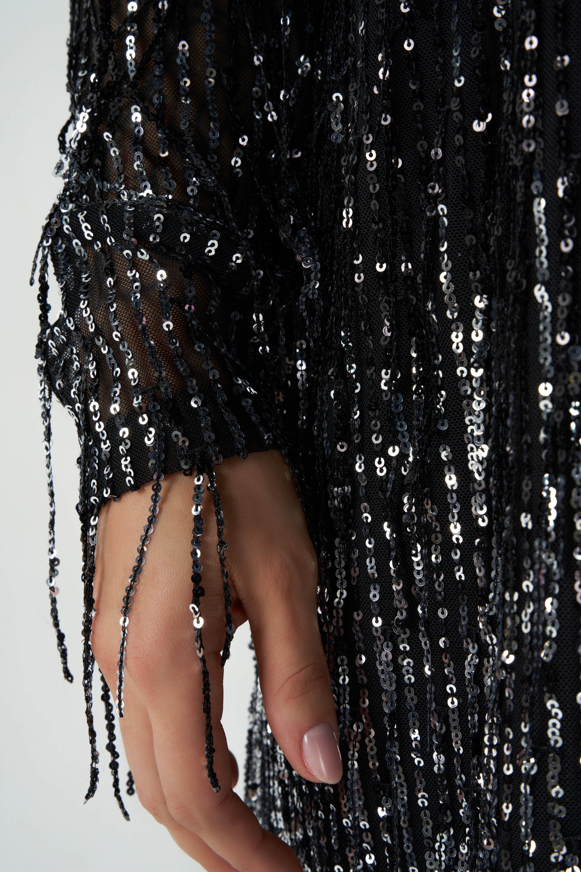 Vestido de purpurina con flecos como detalle image number 4