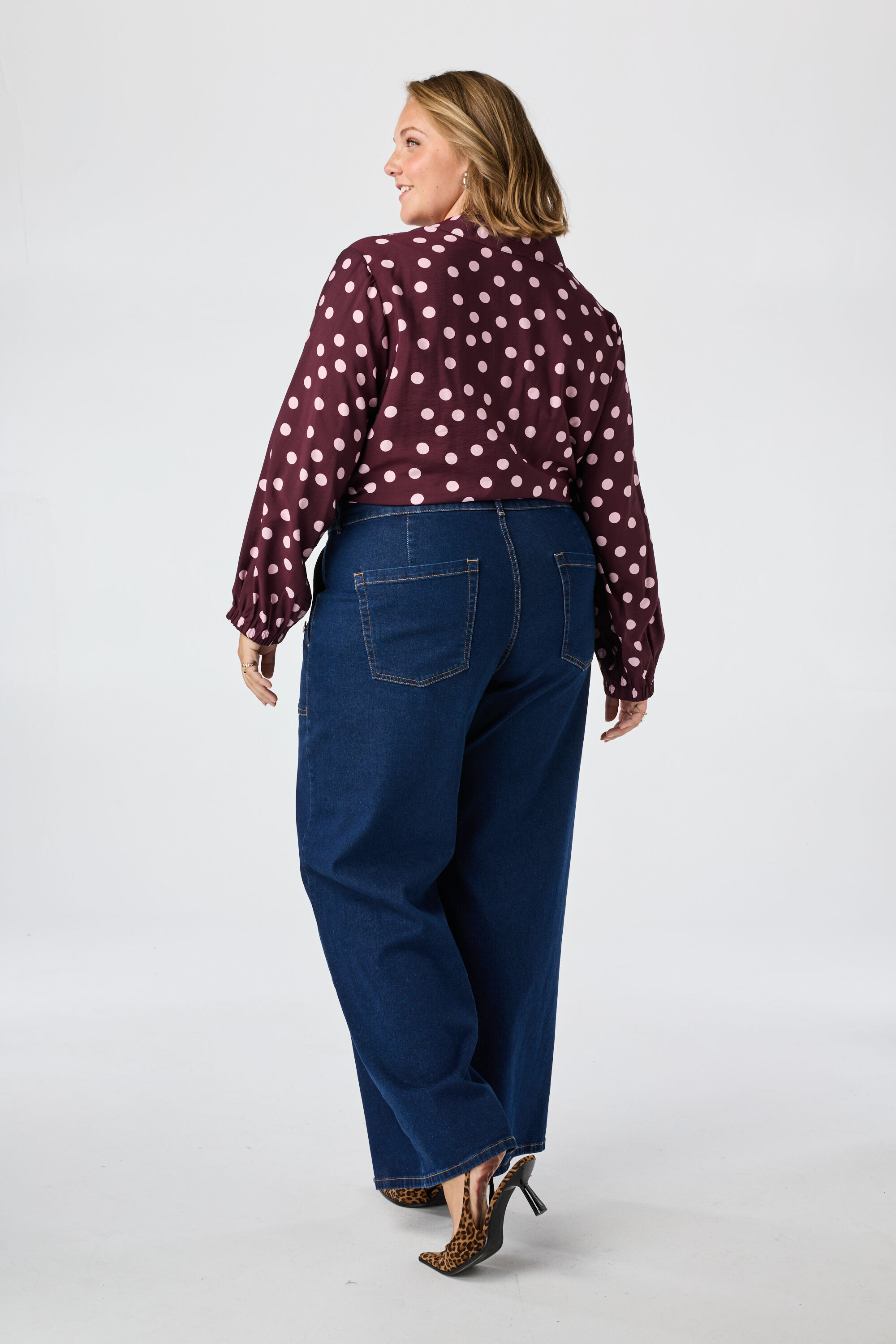 Vaqueros wide leg con botones decorativos image number 3