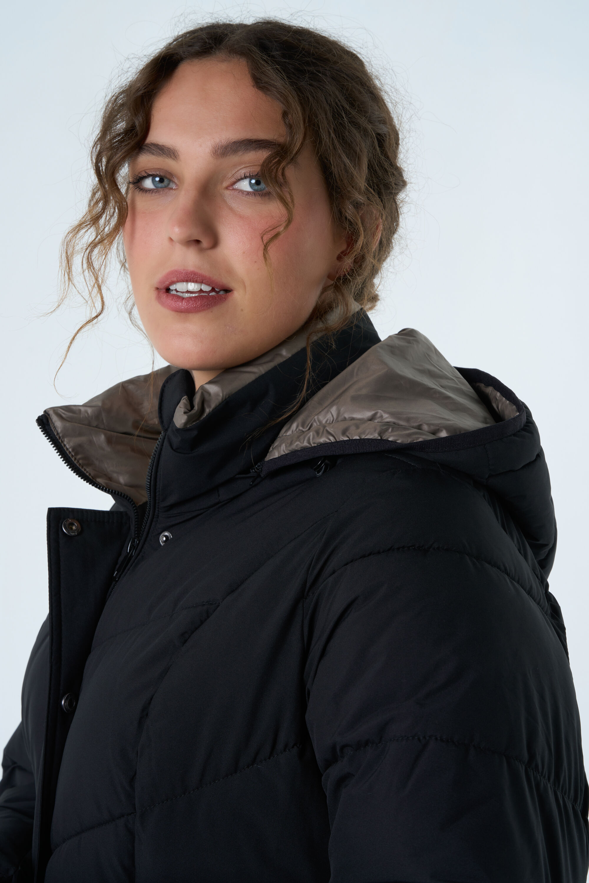 Chaqueta acolchada con capucha  image number 6