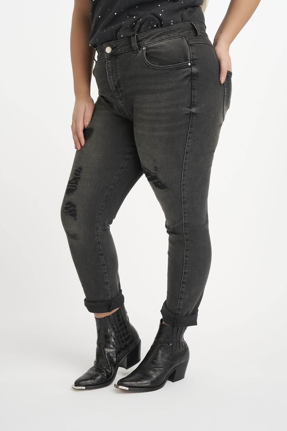 Vaqueros con detalles desgastados image number 5