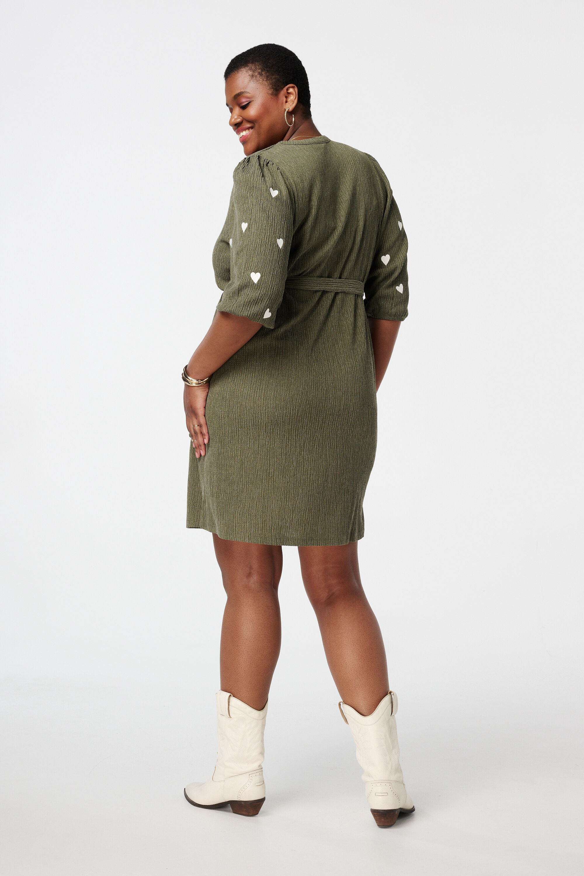 Vestido con corazones bordados image number 3