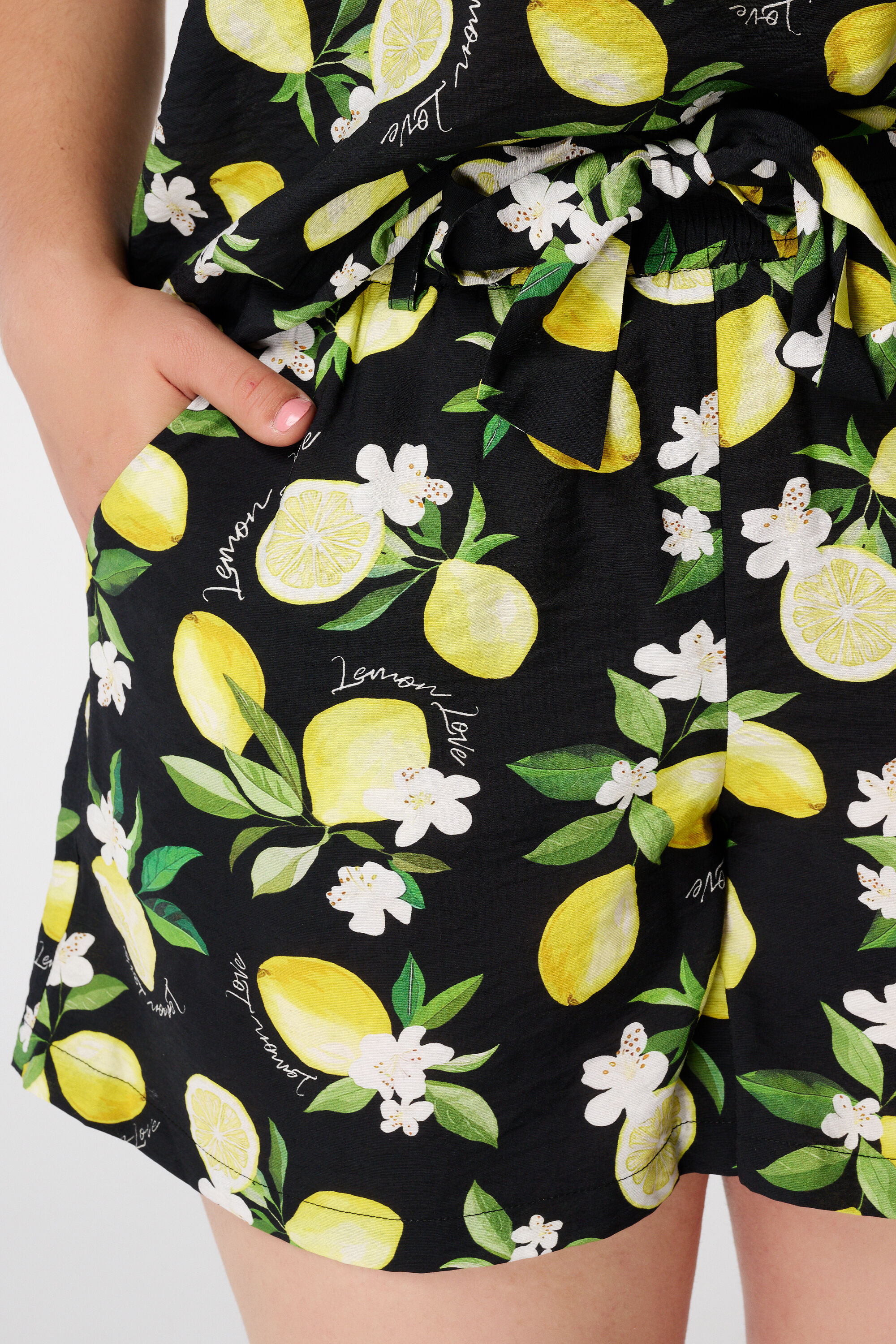 Pantalones cortos con estampado de limones y cintur&oacute;n image number 4