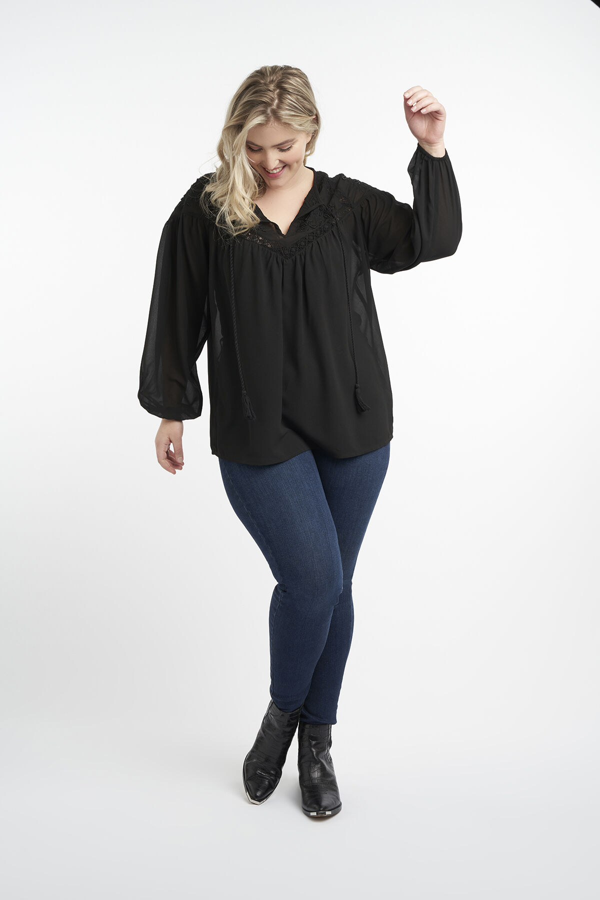 Blusa con detalles de encaje  image number 5