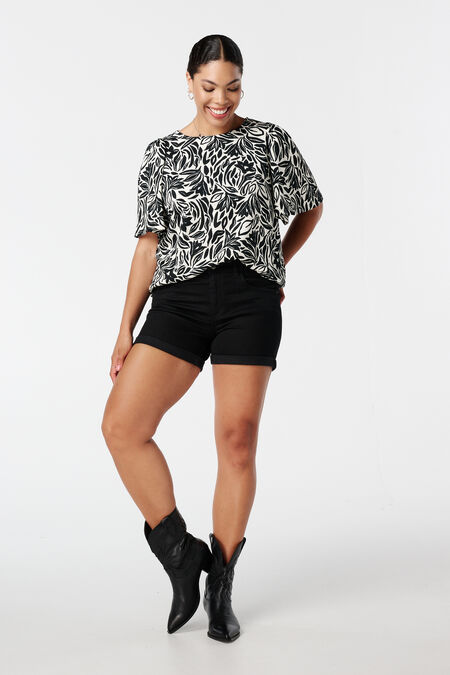 Shorts denim con tejido elástico Shorts denim con tejido elástico